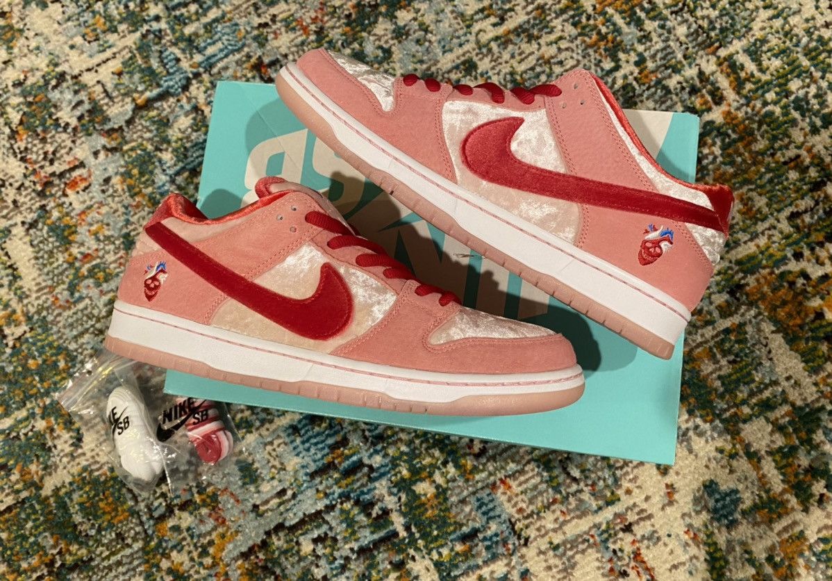 nike sb dunk low strange love