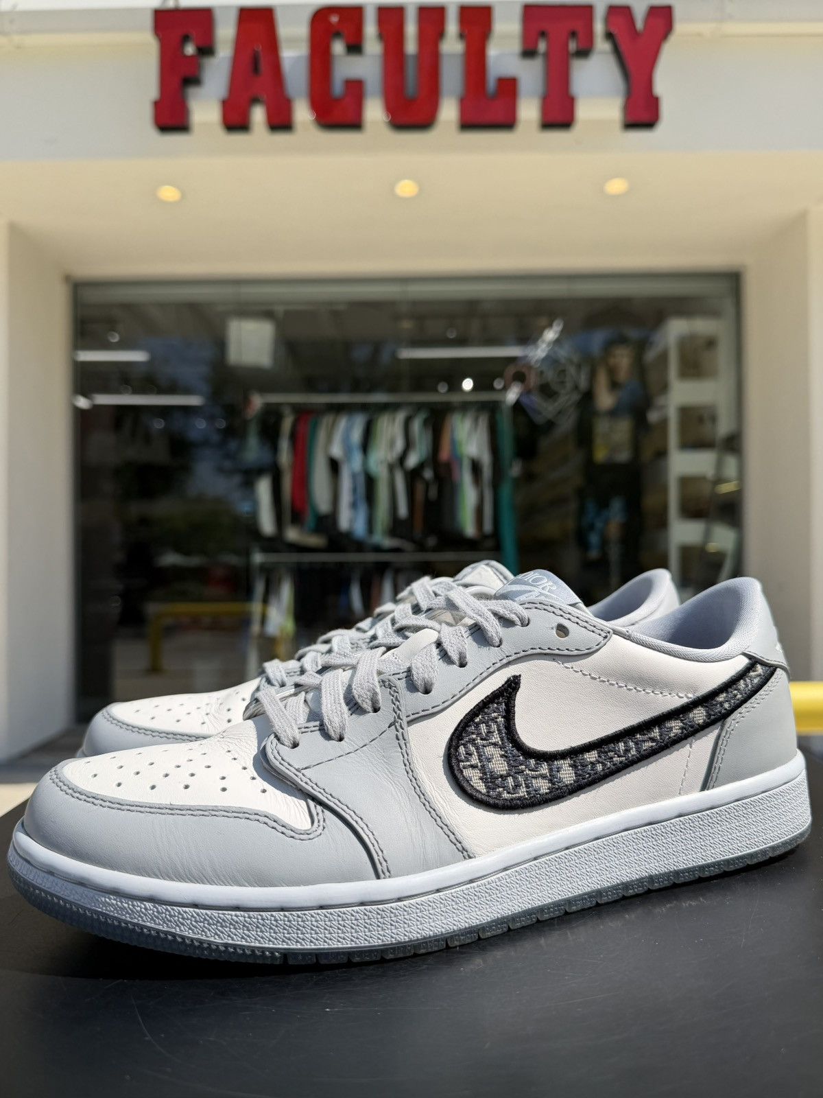 Dior × Jordan Brand Air Jordan 1 Low Dior Size 9 (2020) Size US 9 / EU 42 - 1 Thumbnail