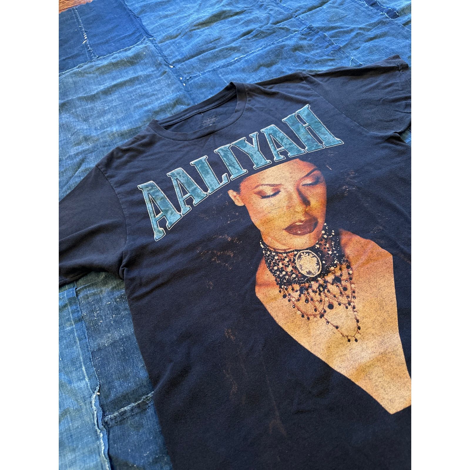 Band Tees 🔥 Vintage Aaliyah T-Shirt - Black - Looking Down - Band Tee Size US S / EU 44-46 / 1 - 5 Thumbnail