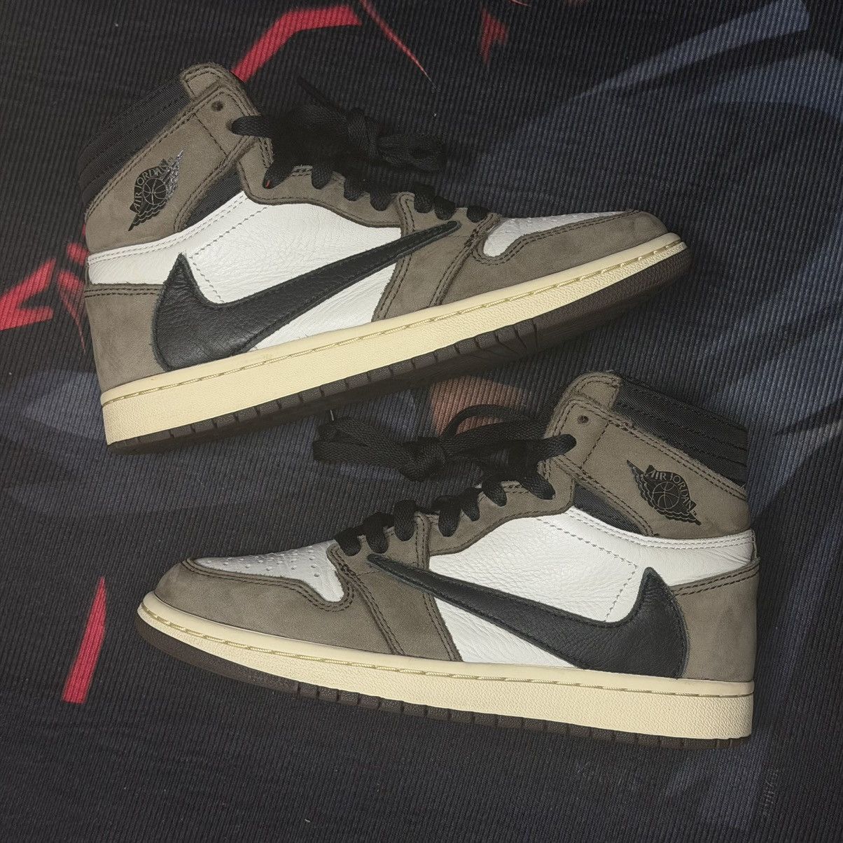 Jordan Brand × Travis Scott Jordan 1 High OG Travis Scott Dark Mocha Size US 5 / EU 37 - 2 Thumbnail