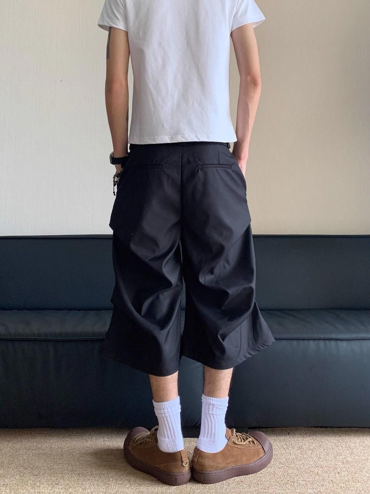 Other Pleated Black Wide-Leg Cargo Bermuda Shorts Size US 28 / EU 44 - 3 Thumbnail