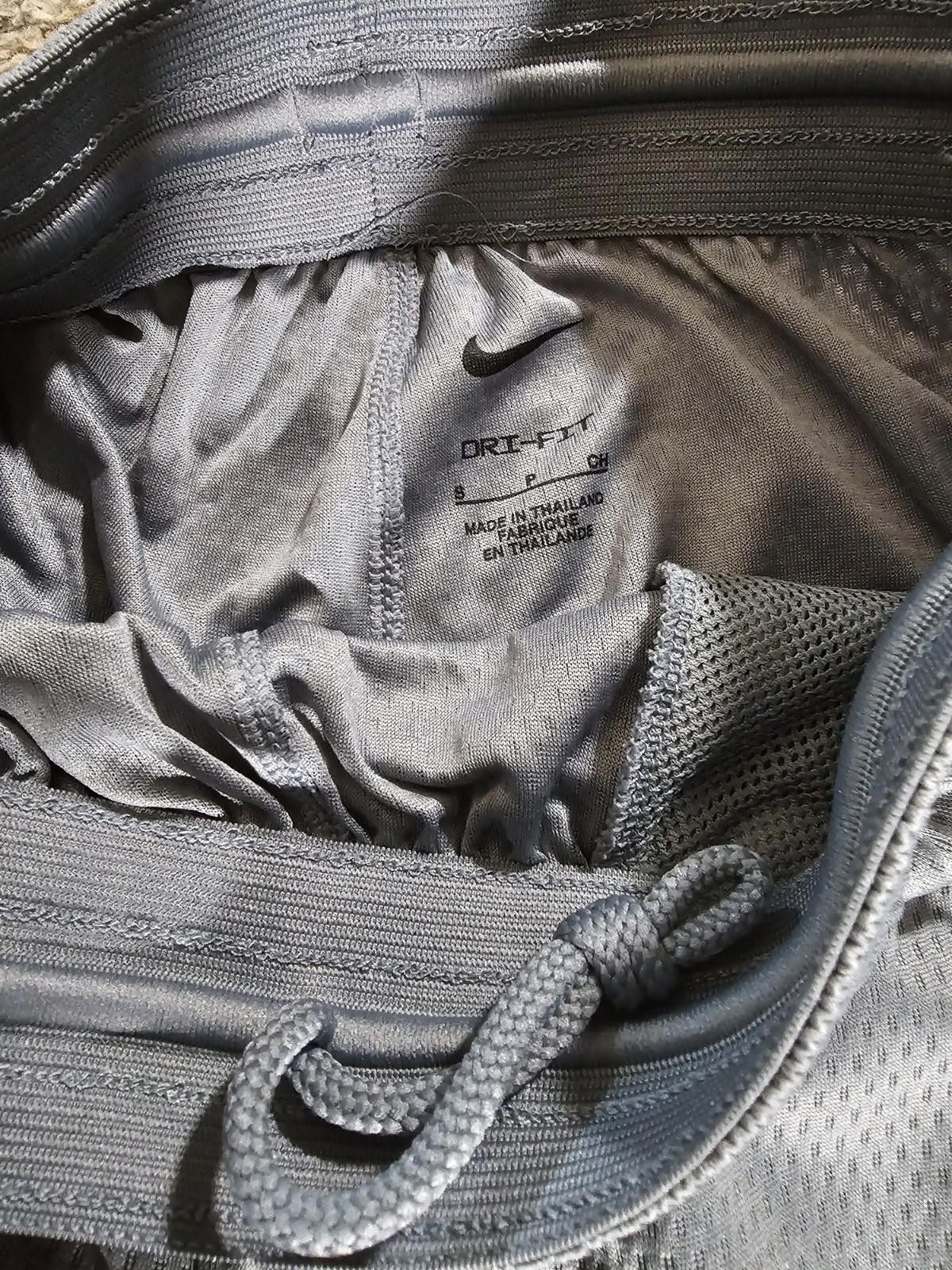 Nike Gray Nike Dri Fit drawstring athletic shorts S Size US 30 / EU 46 - 2 Thumbnail