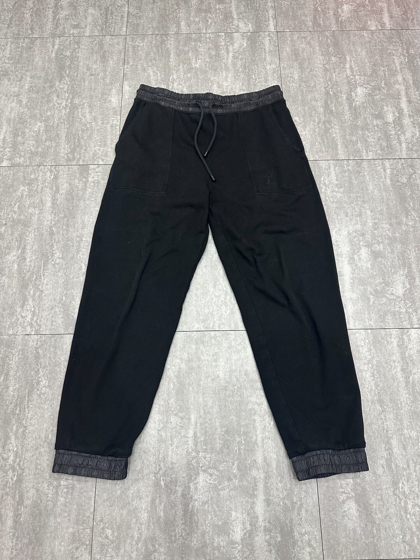 Louis Vuitton Louis Vuitton Casual Cotton Black Casual Pants 36 Men Size US 36 / EU 52 - 1 Thumbnail