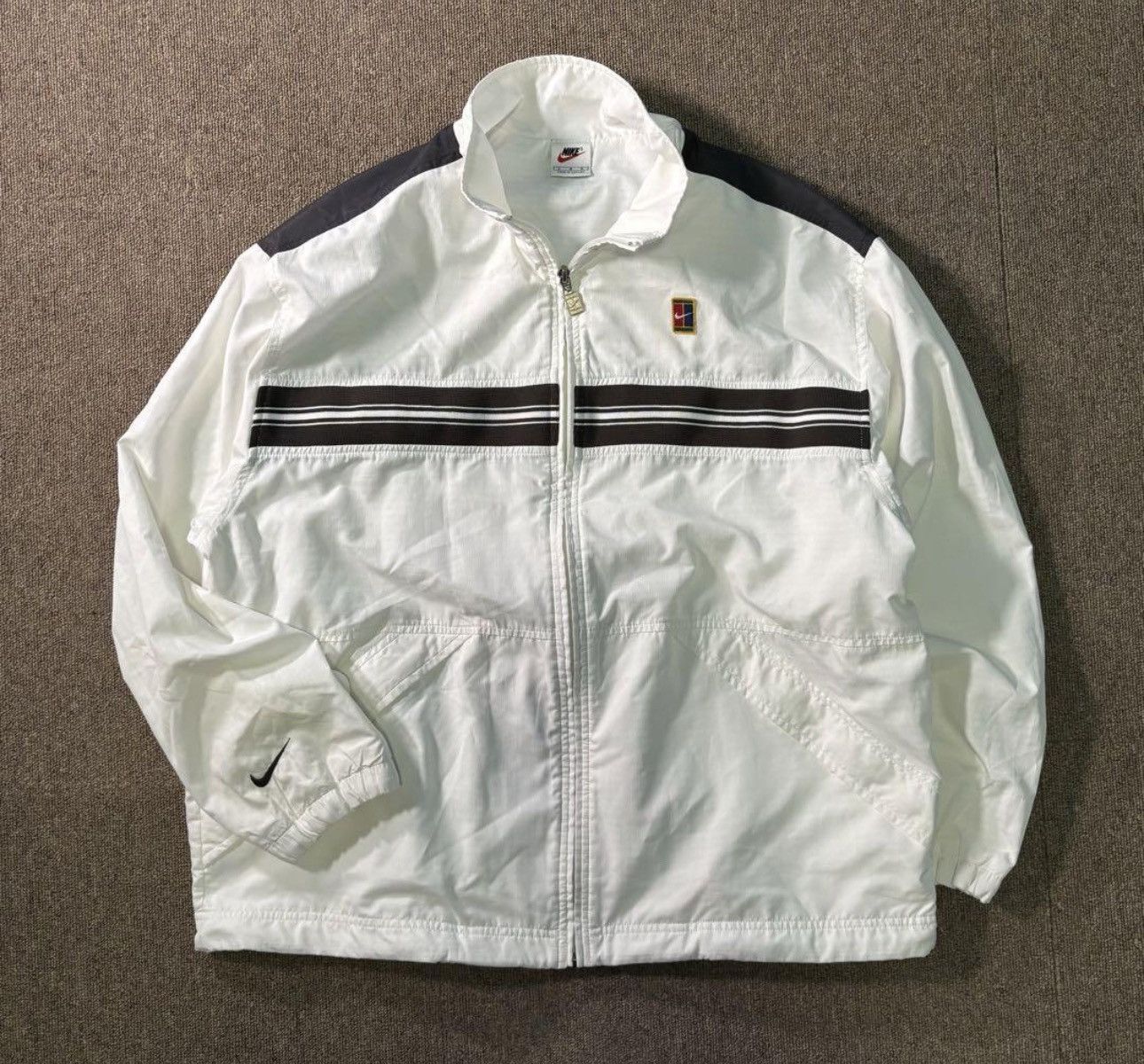 Nike Vintage 90s Nike court windbreaker jacket Size US L / EU 52-54 / 3 - 1 Thumbnail
