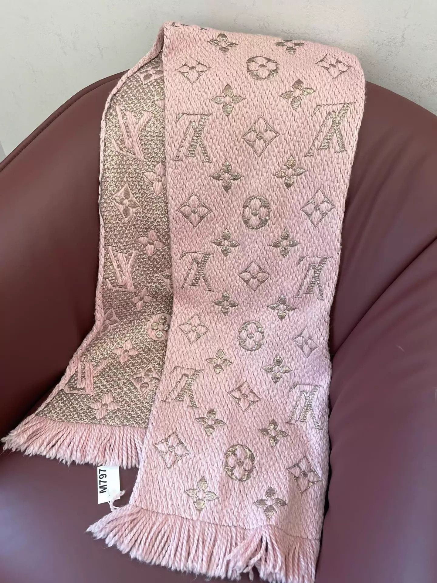 Louis Vuitton LV Pink Silver Threads Knit Scarf M797 MINT 160x30 Size ONE SIZE - 4 Thumbnail