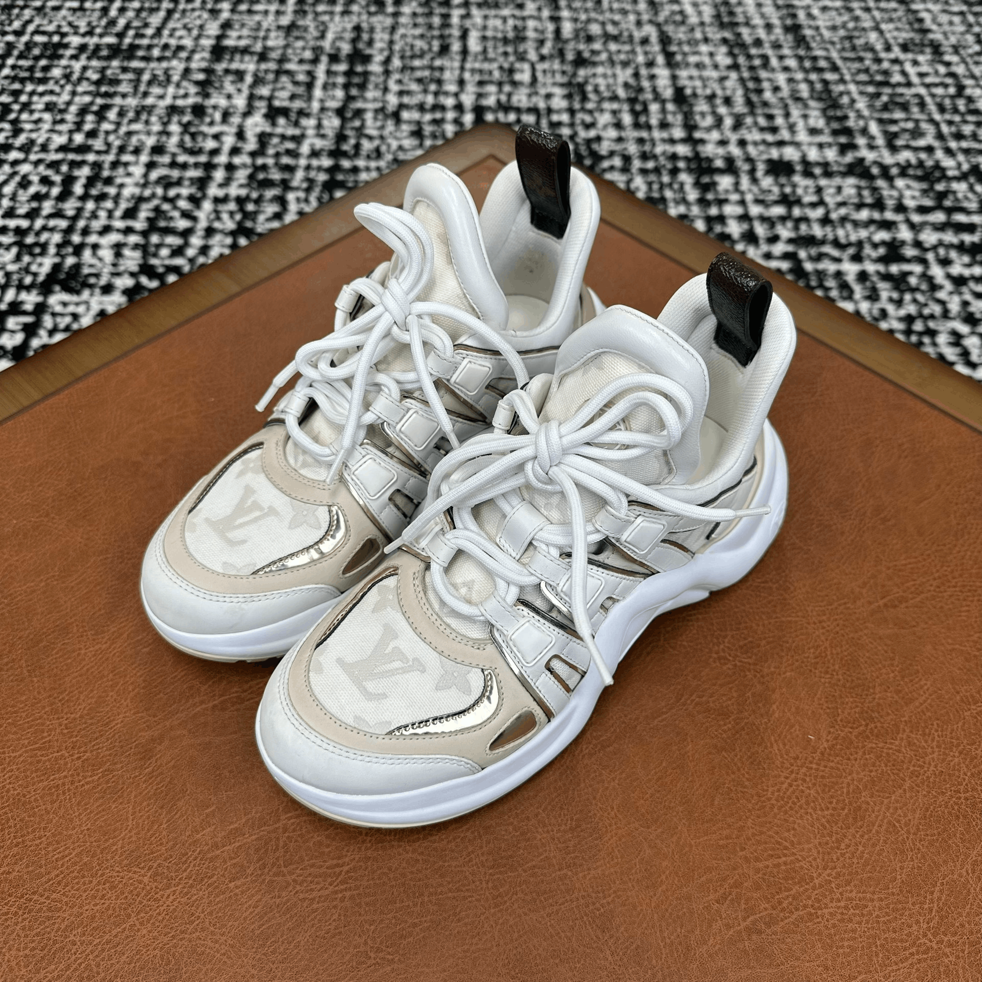Louis Vuitton Louis Vuitton Beige Lowtop Sneakers it_36-5 Women Size US 6.5 / IT 36.5 - 1 Thumbnail
