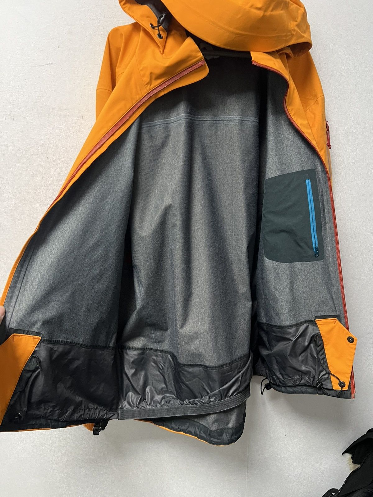 Arc'teryx Men's Arcteryx Beta Gore-Tex Jacket Size L Size US L / EU 52-54 / 3 - 10 Thumbnail