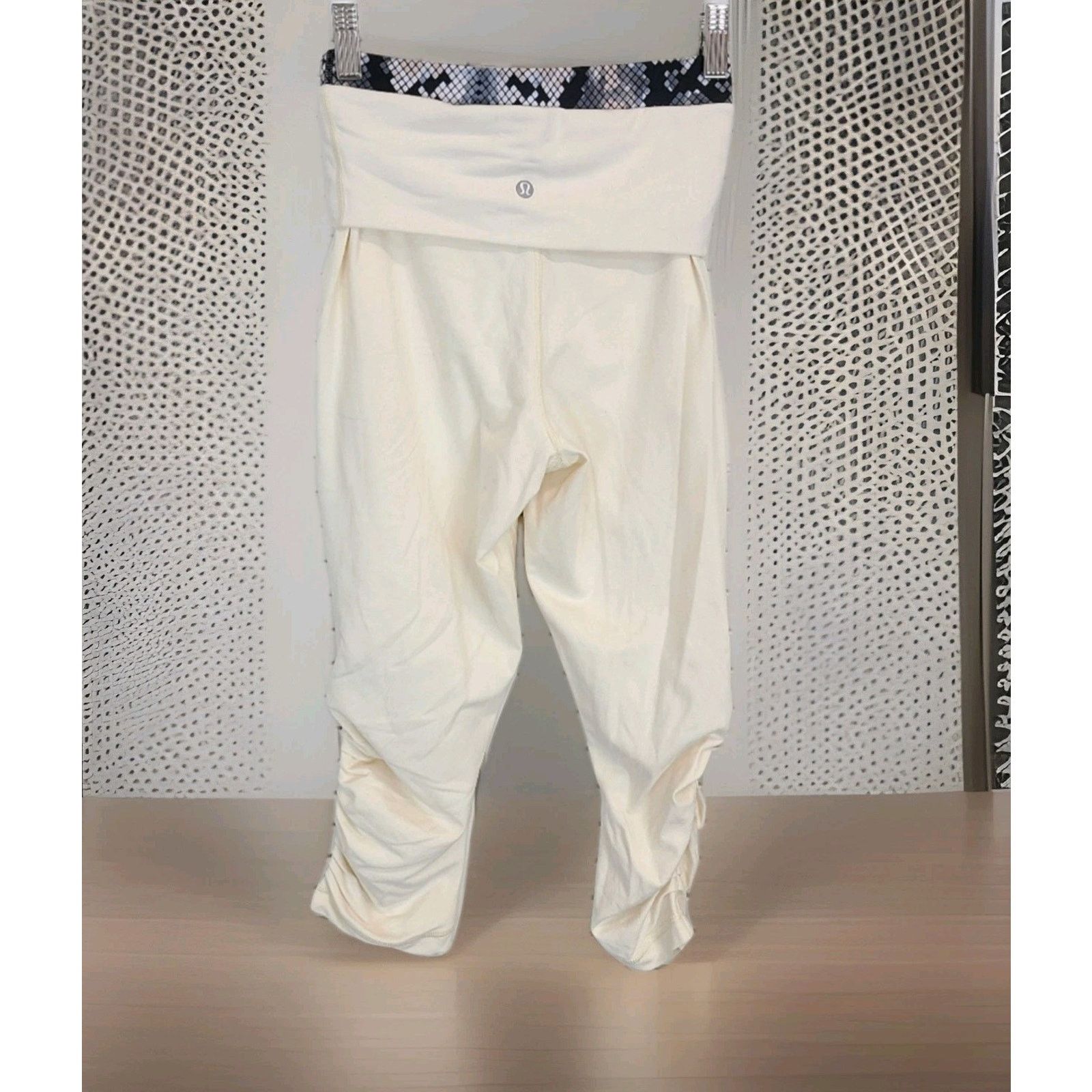 Lululemon Lululemon Sunset Salutation Capris Leggings Fold Waist 2 Size 26" / US 2 / IT 38 - 9 Thumbnail