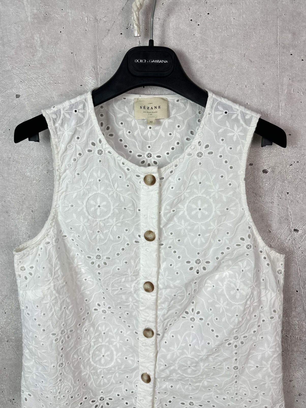 Sezane Sezane White Embroidered Florals Buttons Sleeveles Blouse Size S / US 4 / IT 40 - 2 Thumbnail