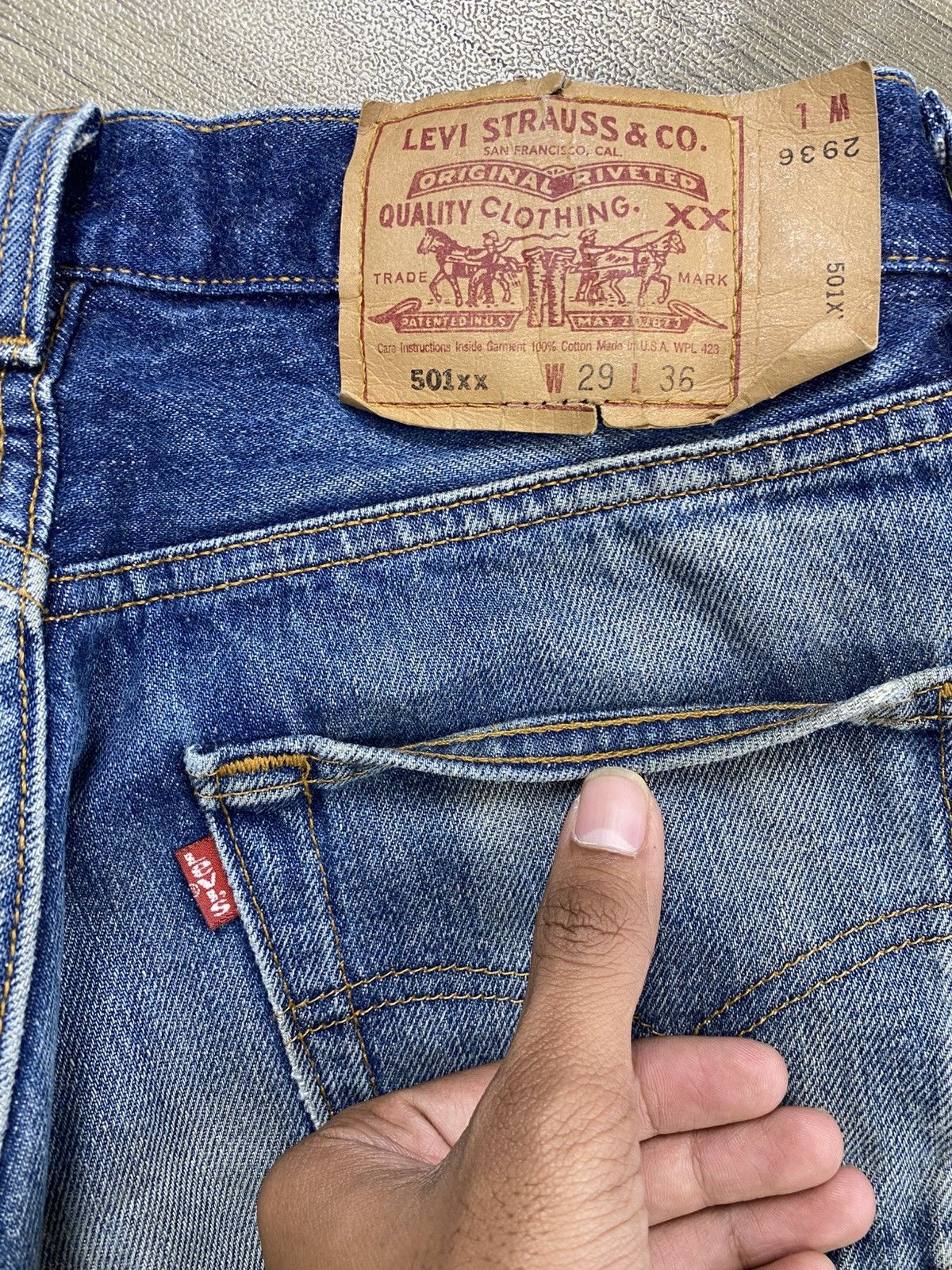 Levi's Vintage Clothing 🇺🇸1990s Vintage Levis 501XX Clawmark Faded 34x32 Blue Jeans Size US 29 - 17 Thumbnail