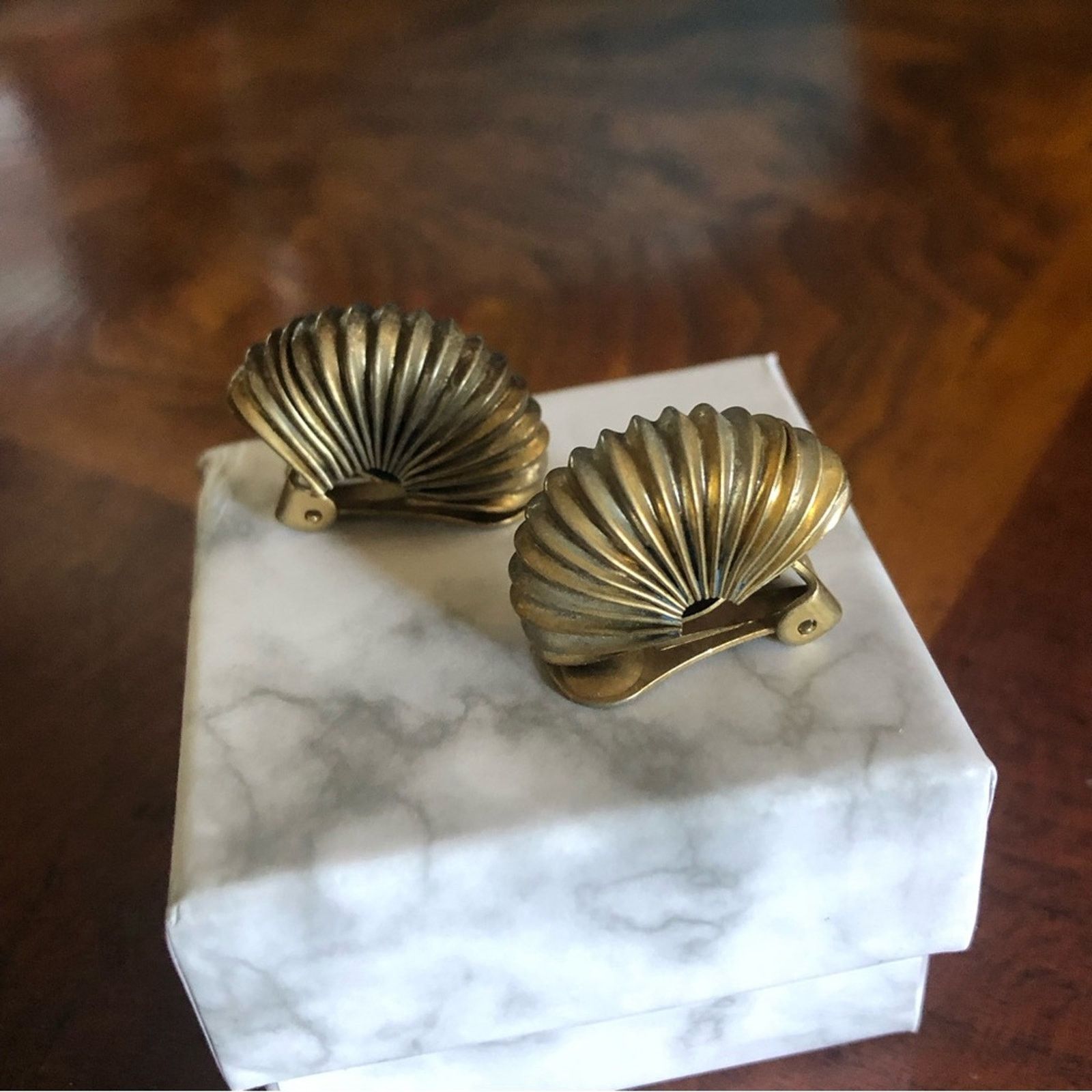 Vintage Vintage 70s brass tone slinky design dome clip on earrings Size ONE SIZE - 3 Thumbnail