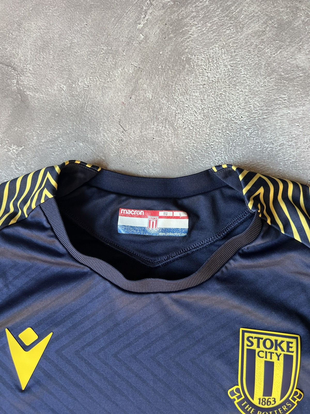 Vintage Vintage Macron Stoke City Y2k jersey Size US L / EU 52-54 / 3 - 3 Thumbnail