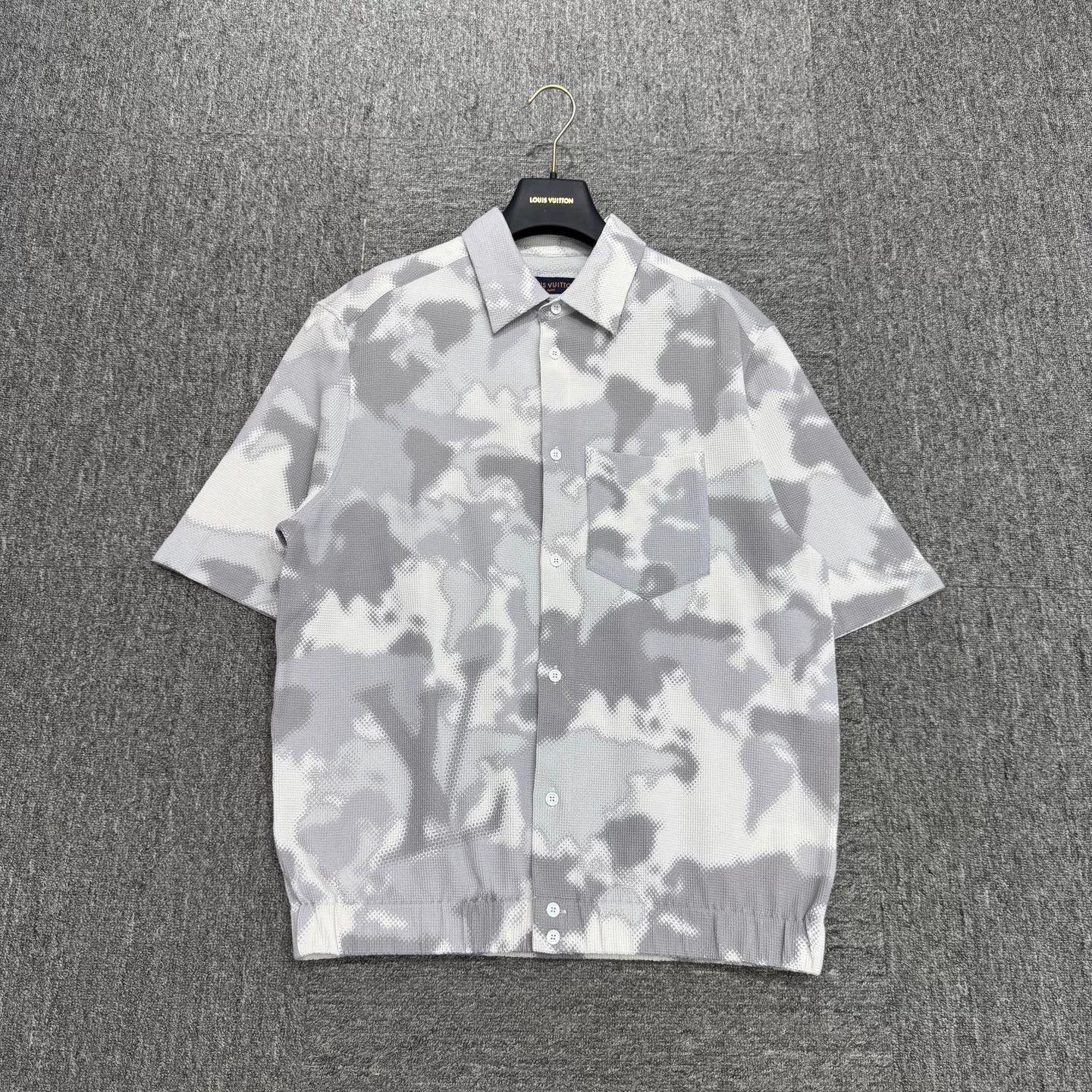 Louis Vuitton louis vuitton camouflage short sleeve shirt. Size US M / EU 48-50 / 2 - 1 Thumbnail