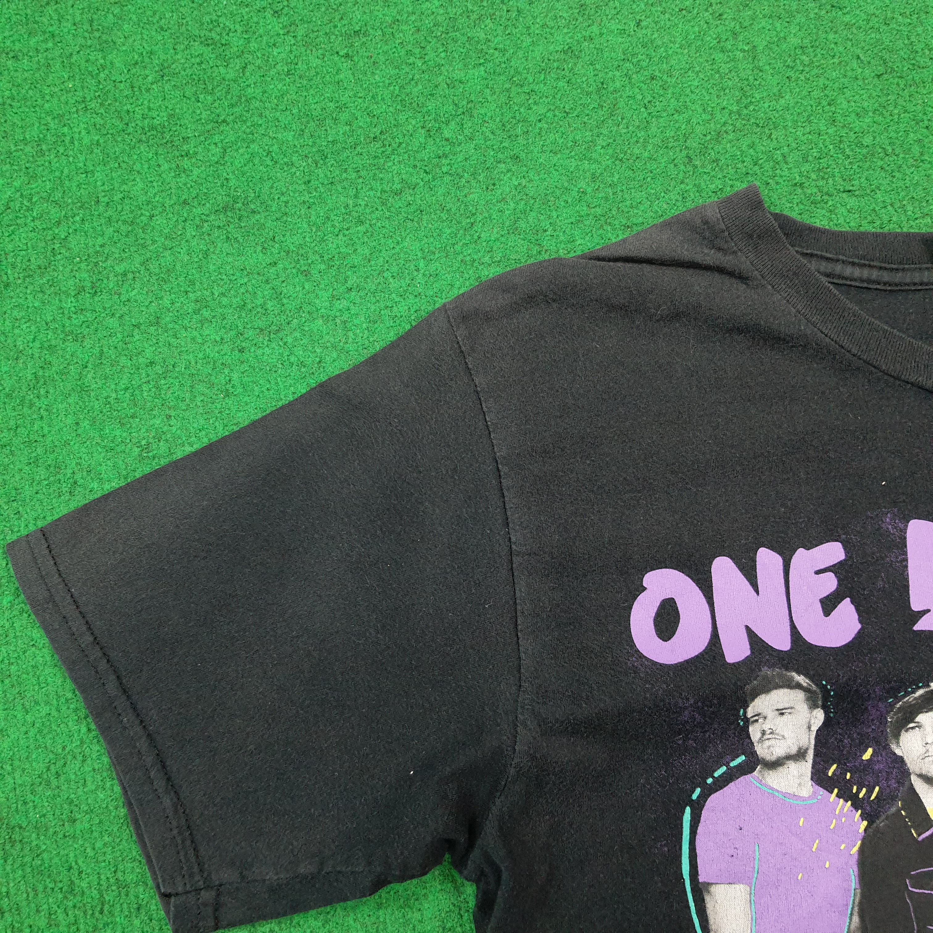 Band Tees Vintage One Direction 1D 2015 Tour Graphic Tshirt C301N77 Size US M / EU 48-50 / 2 - 10 Thumbnail