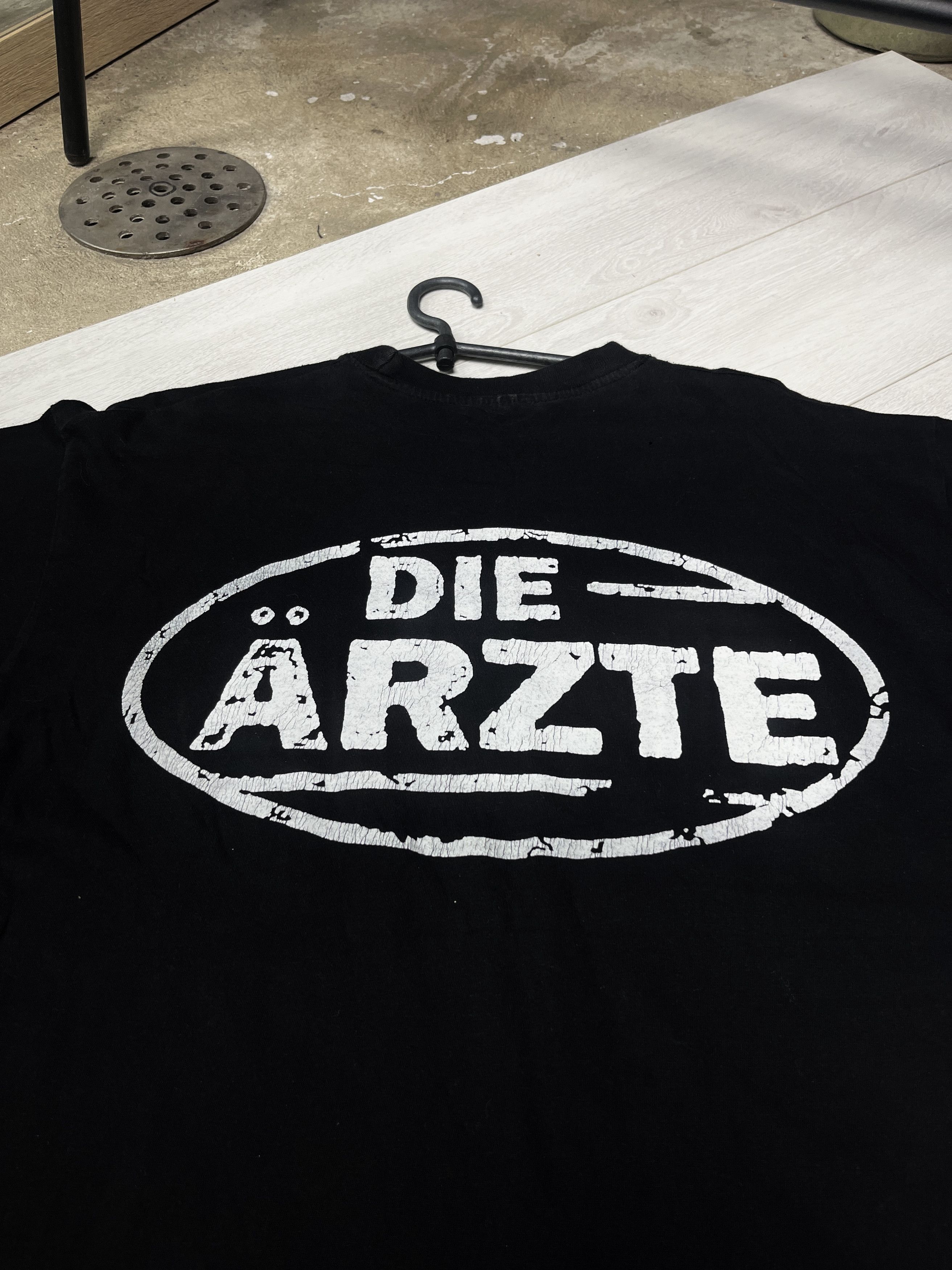 Band Tees 1990s DIE ÄRZTE GERMAN PUNK ROCK BAND TEE - LOT № 966 Size US XL / EU 56 / 4 - 7 Thumbnail