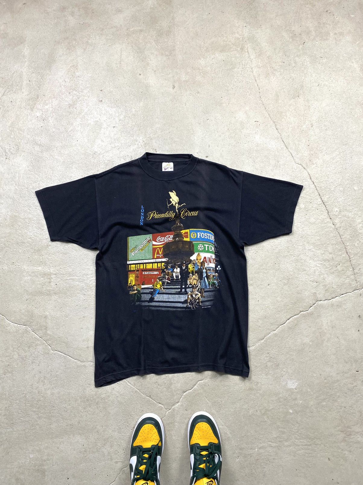 Band Tees Vintage 1990’s Piccadilly Circus London Art T Shirt Size US M / EU 48-50 / 2 - 1 Thumbnail