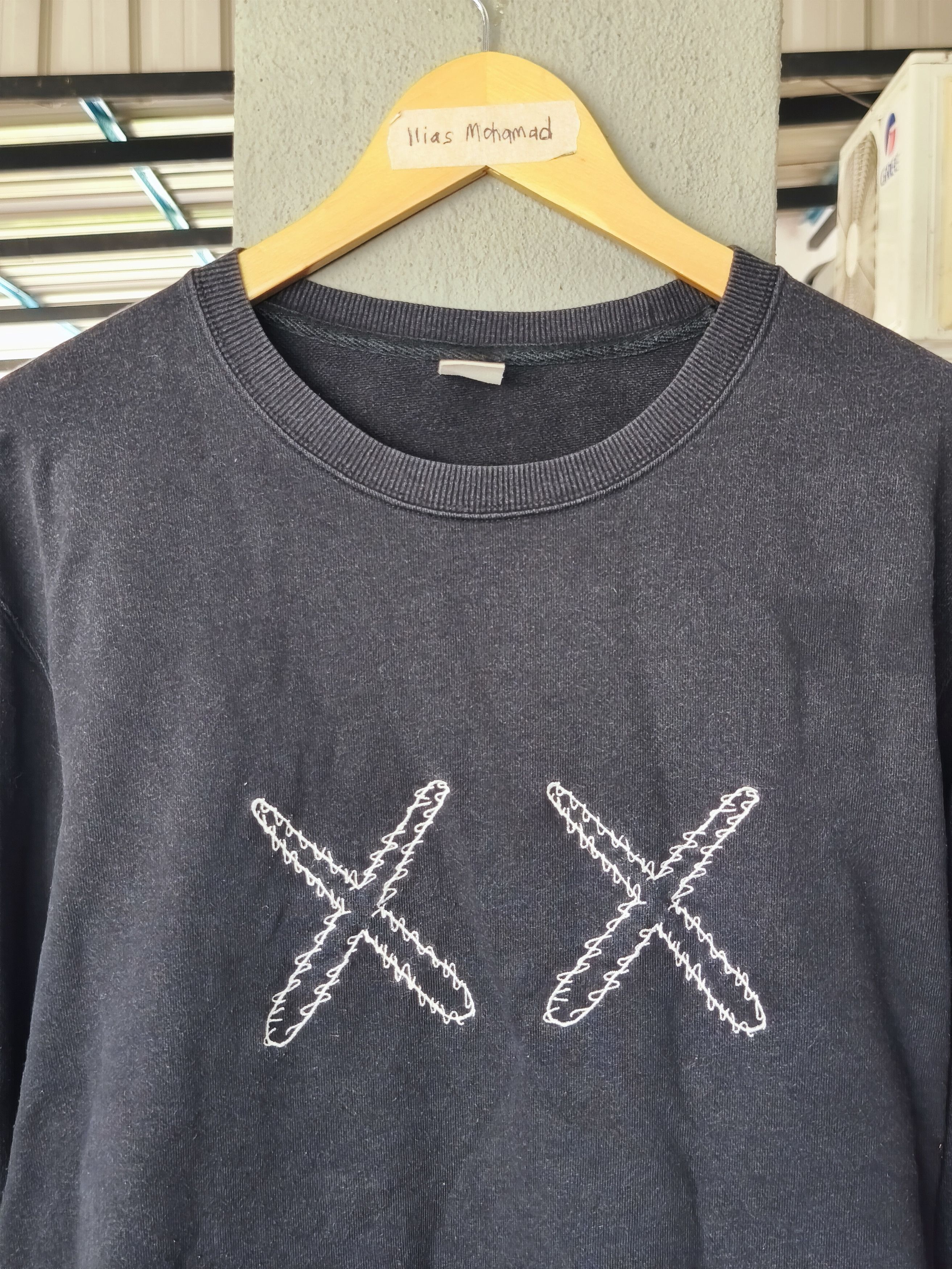 Kaws × Uniqlo UT x KAWS black sweatshirt XL Size US XL / EU 56 / 4 - 2 Thumbnail