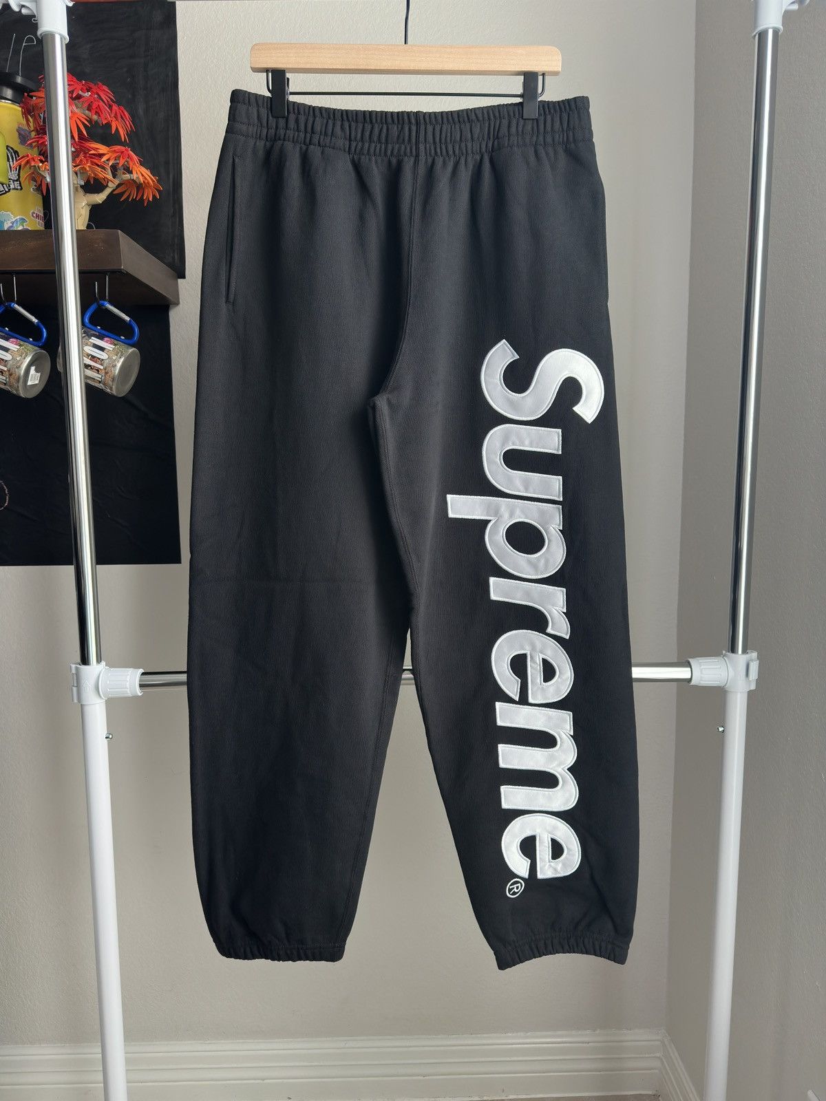 Supreme Supreme SS26 Satin Appliqué Sweatpants Black Size US 32 / EU 48 - 1 Thumbnail