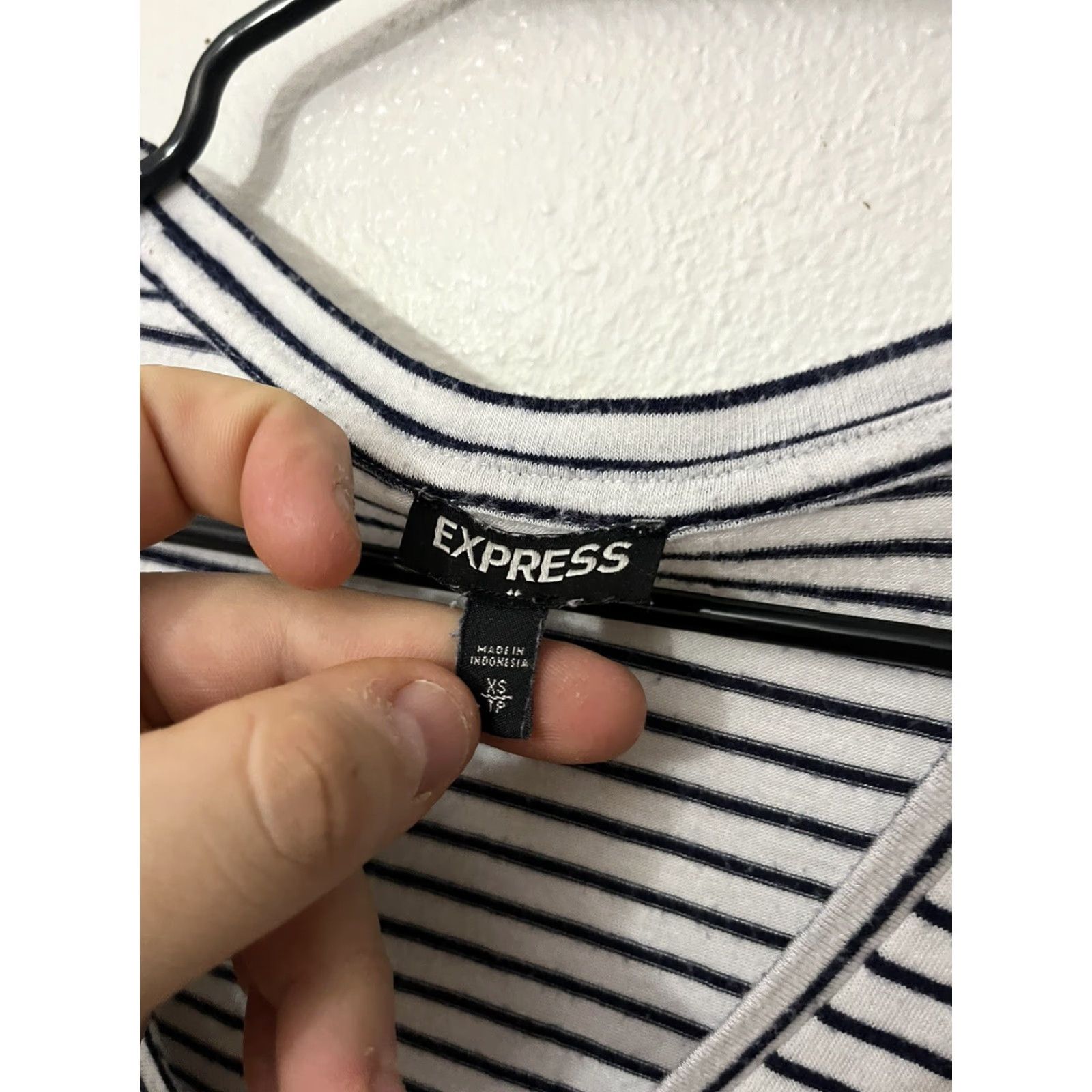 Express Express Shirt Women XS White Navy Striped Sleeveless V-Neck Casual T-Shirt Size XS / US 0-2 / IT 36-38 - 3 Thumbnail
