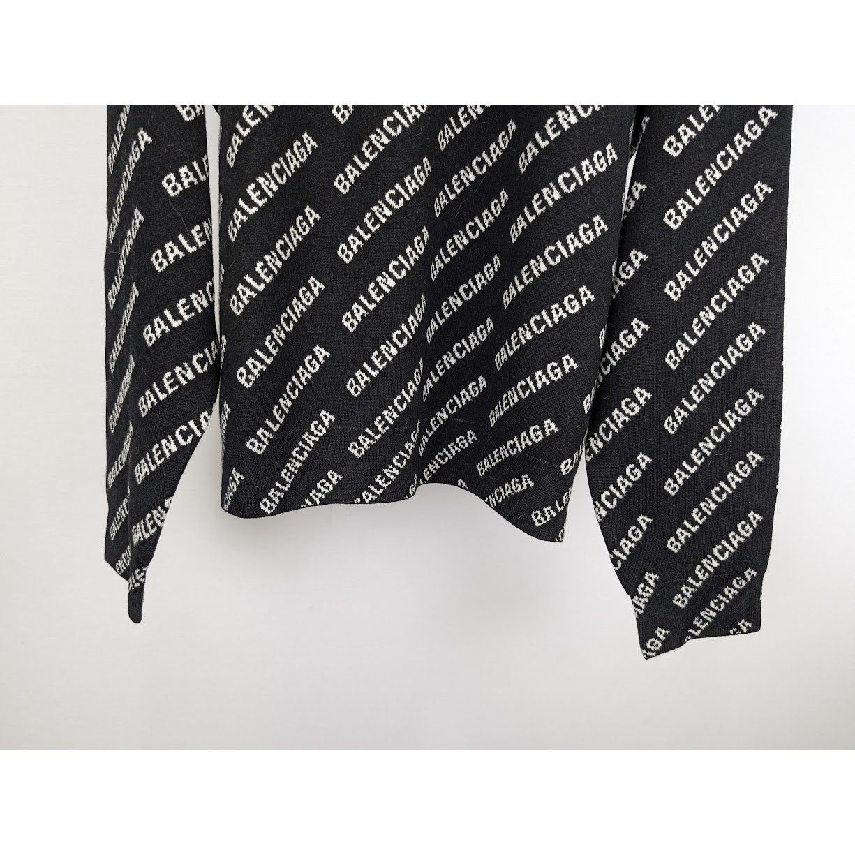Balenciaga o1rshd1 Q:2 / All Over Logo Sweater in Black Size US L / EU 52-54 / 3 - 6 Thumbnail