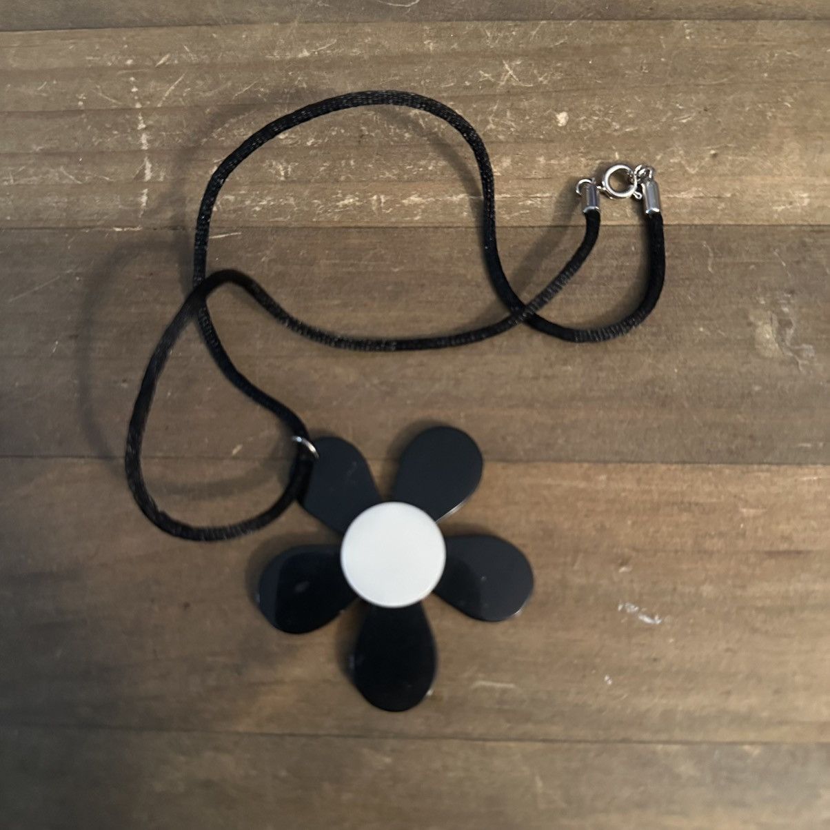 Vintage Vintage black and white daisy lucite pendant necklace Size ONE SIZE - 2 Thumbnail