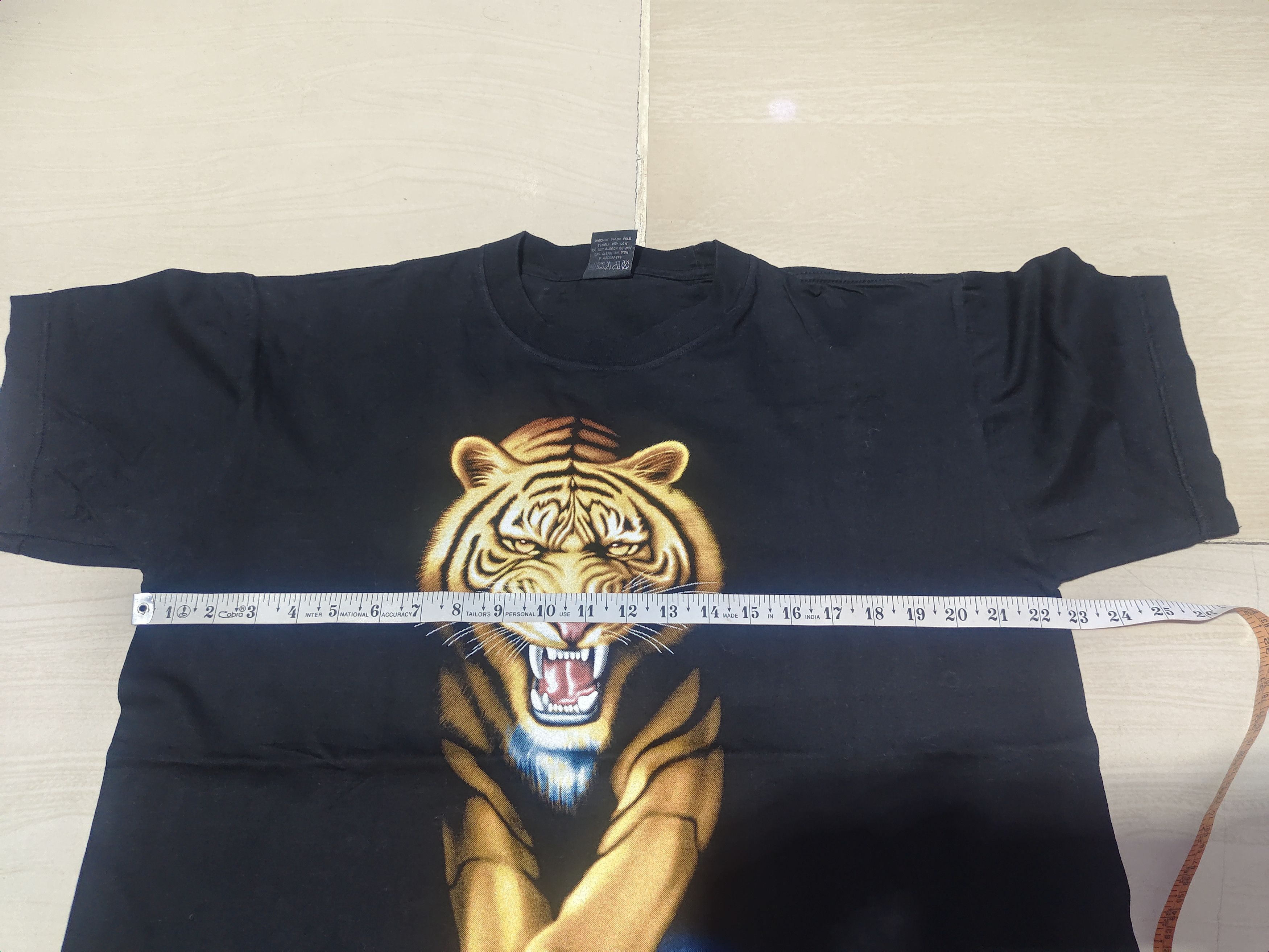 Other Red Rock of the tshirt black size L Size US L / EU 52-54 / 3 - 7 Thumbnail
