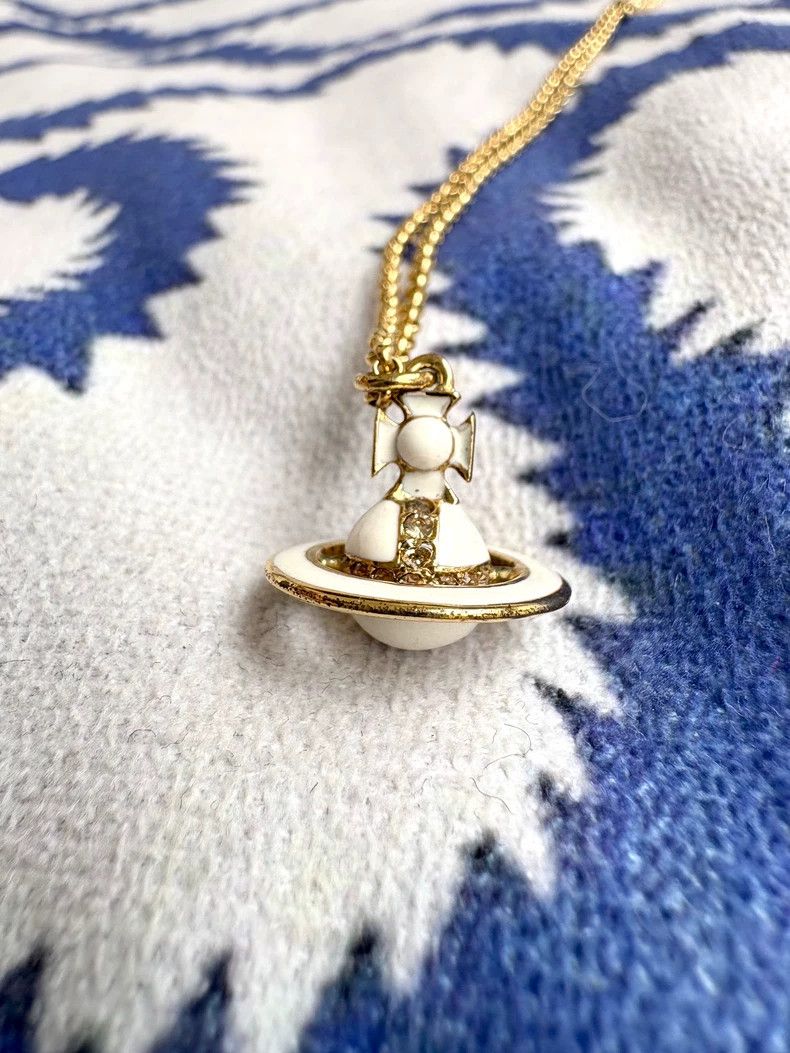 Vivienne Westwood Vivienne Westwood Vintage White Enamel Saturn Orb Necklace Size ONE SIZE - 2 Thumbnail