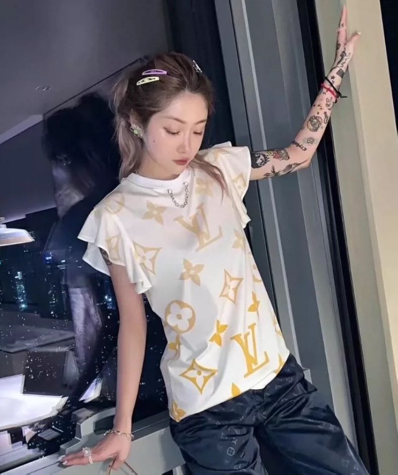 Louis Vuitton Louis Vuitton Beige logo full-print cotton crewneck lacy s Size S / US 4 / IT 40 - 9 Thumbnail