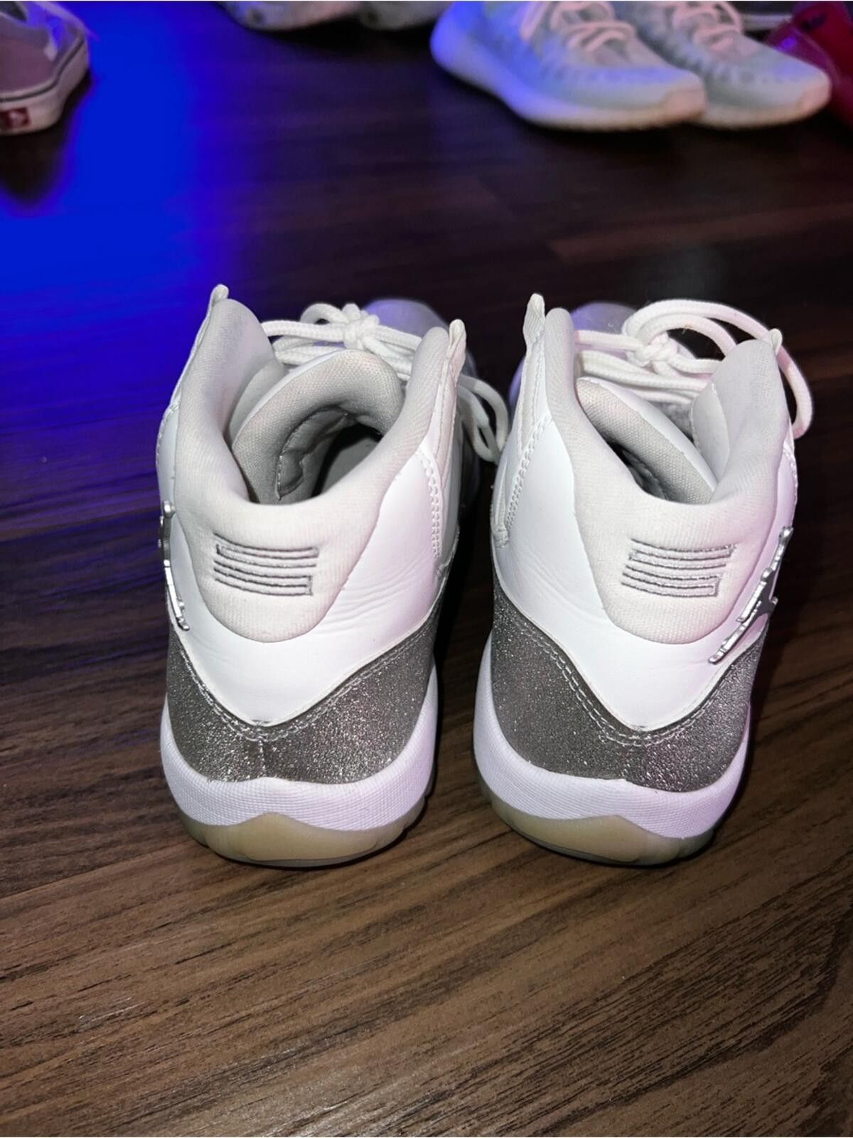 Jordan Brand Air Jordan 11 High “Metallic Silver” | Women’s Size 7.5 Size US 7.5 / IT 37.5 - 4 Thumbnail