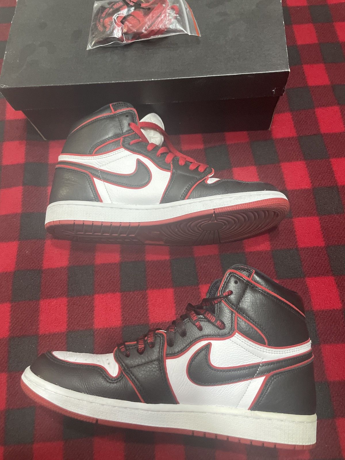 Nike Jordan 1 OG Bloodline Size 10 Size US 10 / EU 43 - 2 Thumbnail