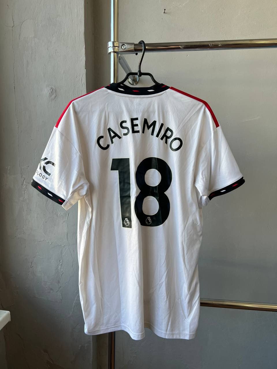 Adidas 2022/23 MANCHESTER UNITED #18 CASEMIRO AWAY SOCCER JERSEY L Size US L / EU 52-54 / 3 - 9 Thumbnail