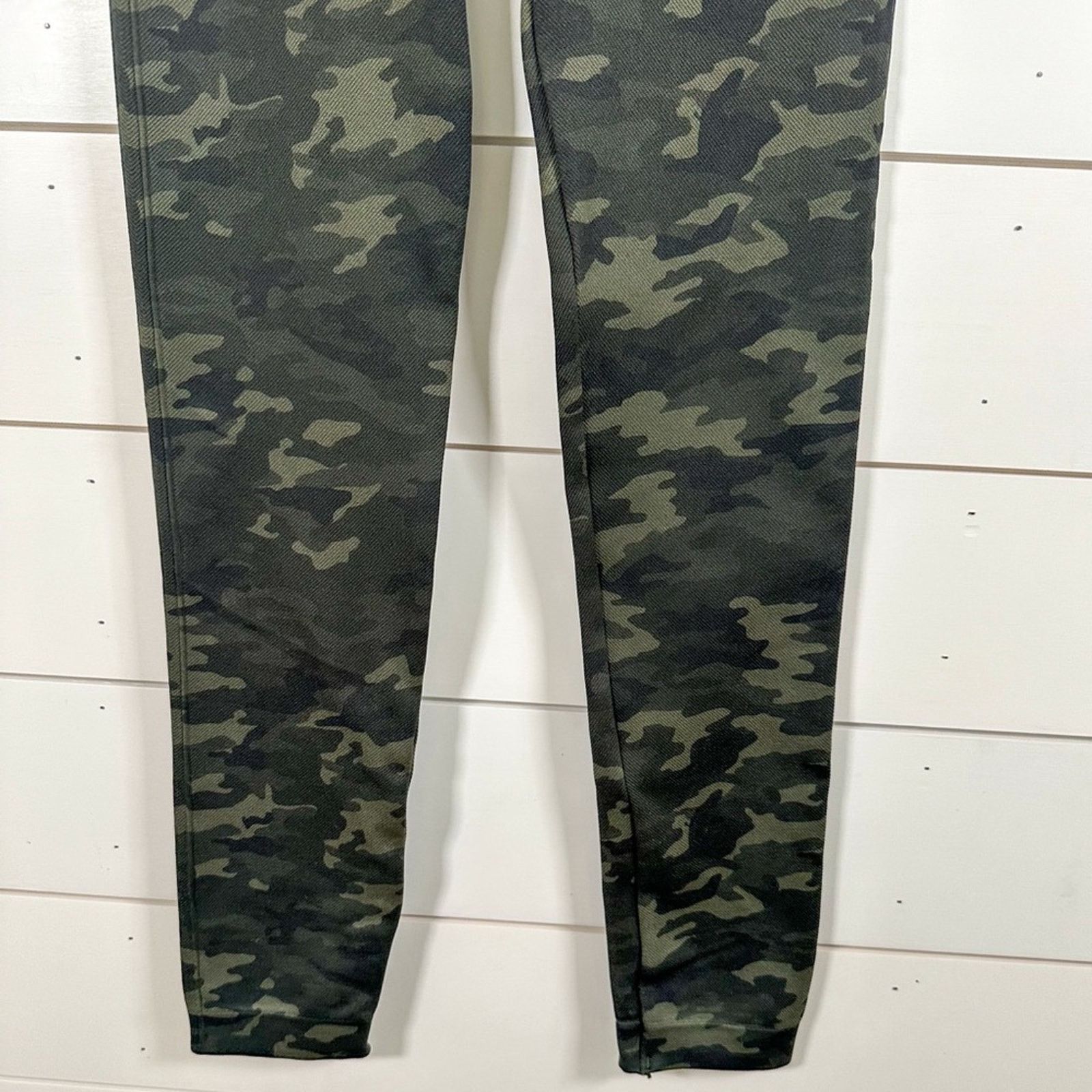 Spanx Spanx Seamless Dark Green Camo Leggings Medium, MSRP $68 Size 30" / US 8 / IT 44 - 10 Thumbnail