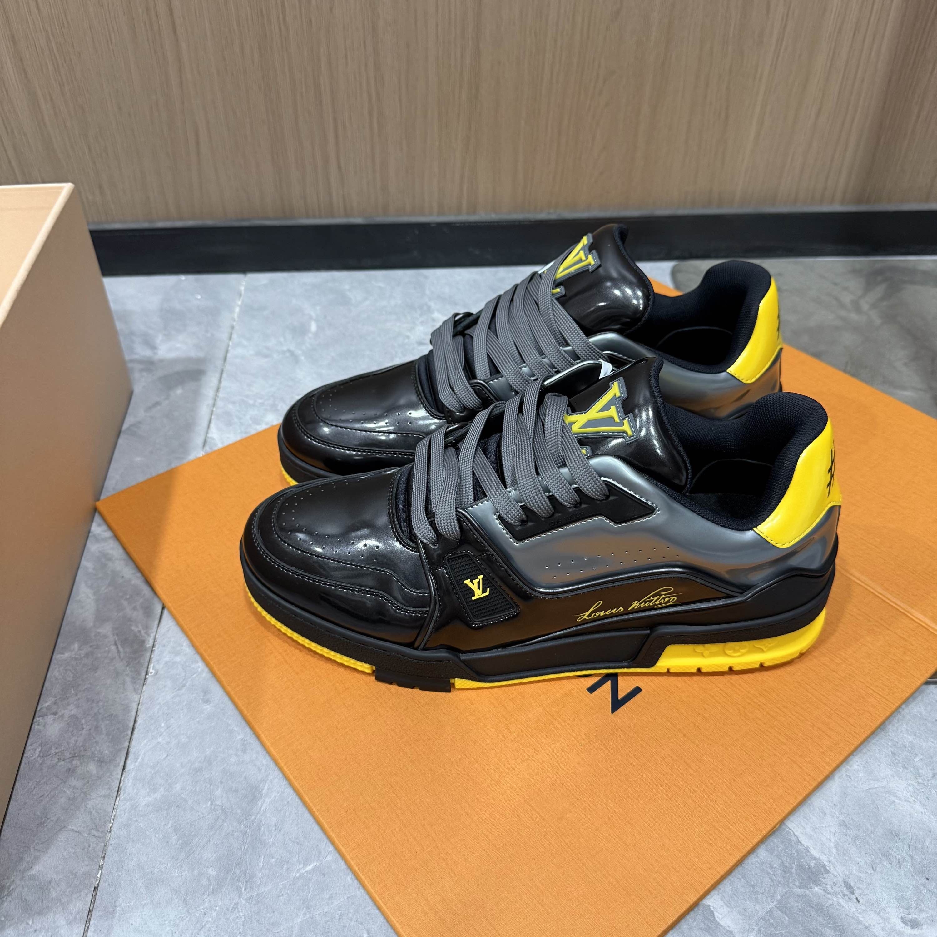 Louis Vuitton Louis Vuitton Trainer Low Top Sneakers 40.5 Size US 7.5 / EU 40-41 - 1 Thumbnail