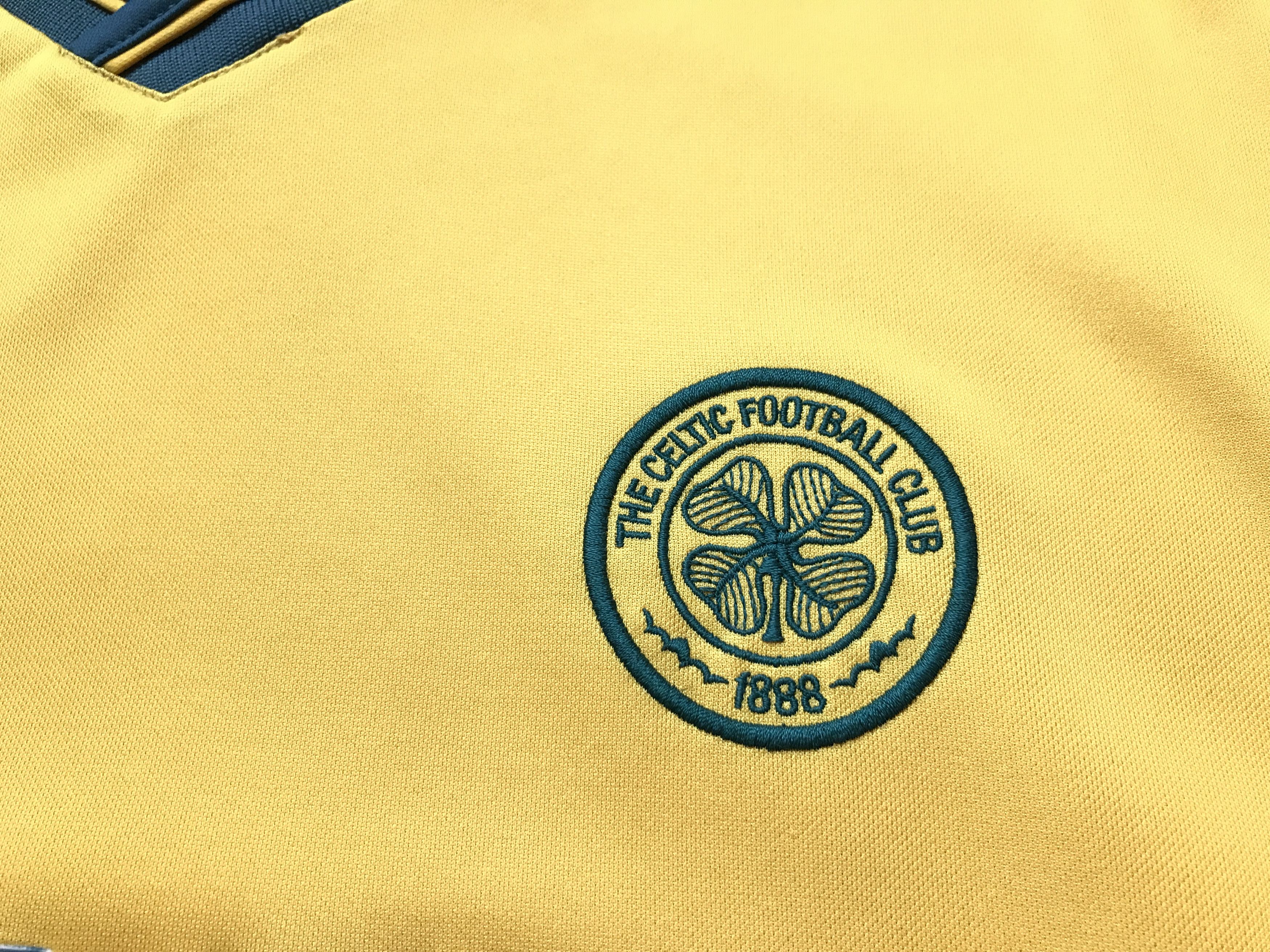 Umbro × Vintage Vintage Umbro Celtic Football Jersey 2000-2002 Size US M / EU 48-50 / 2 - 5 Thumbnail