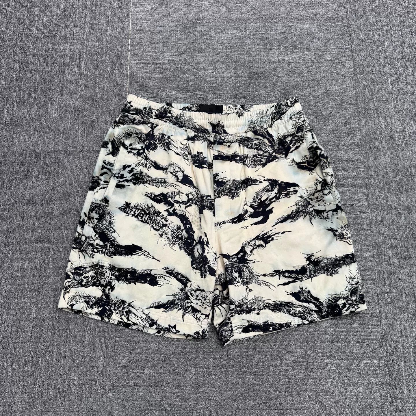 Givenchy Givenchy Gothic All-Over Print Shorts Size US 30 / EU 46 - 1 Thumbnail