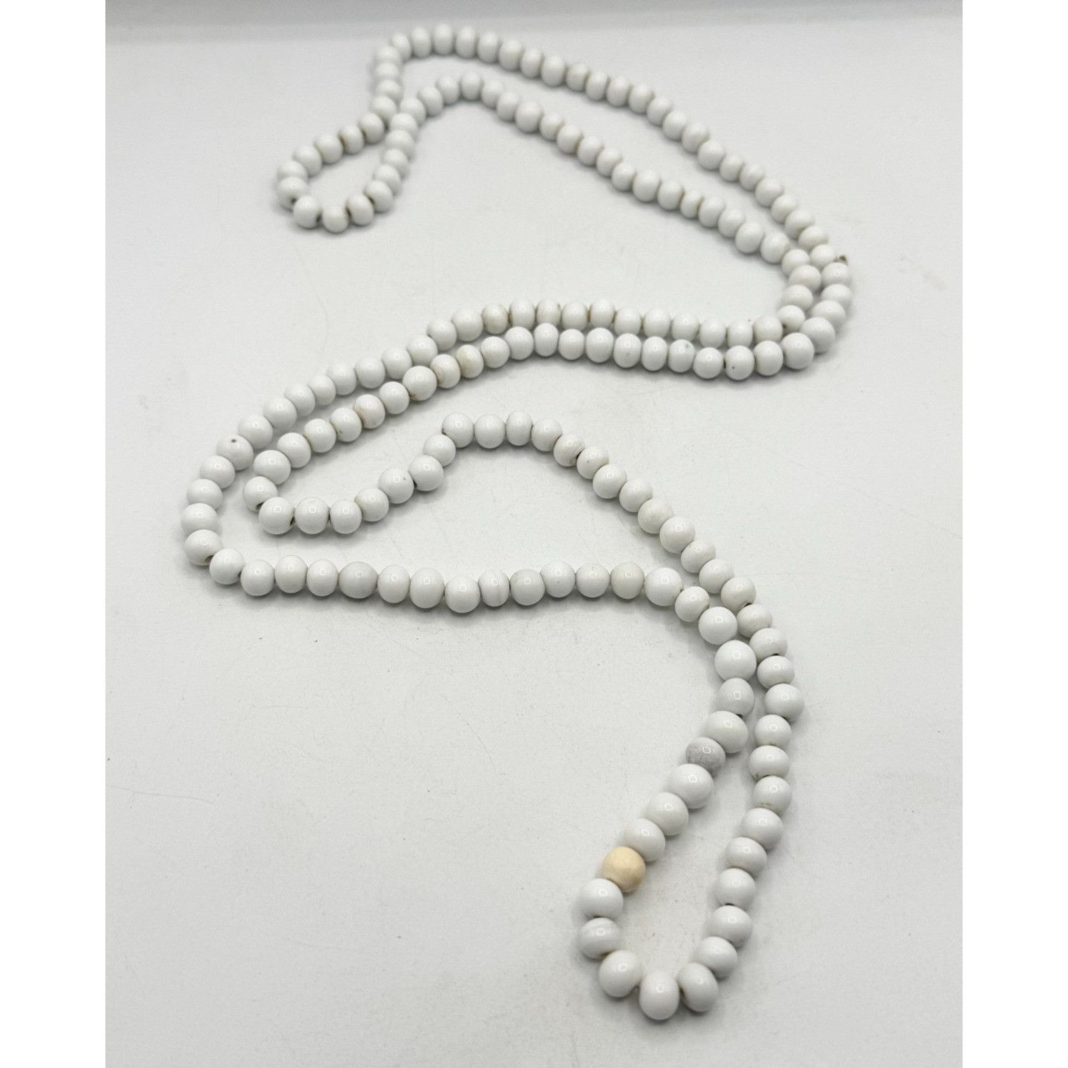 Vintage Vintage white milk glass bead necklace Size ONE SIZE - 1 Thumbnail