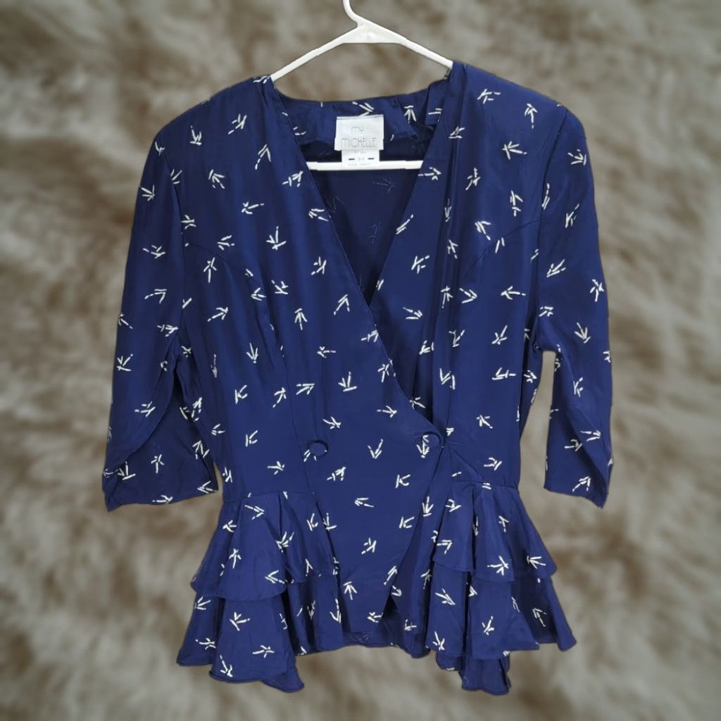 Vintage VINTAGE My Michelle Blouse Shirt 3/4 Sleeve Womens Blue White Abstract Ruffle V-Neck Size 3/4 Size XS / US 0-2 / IT 36-38 - 1 Thumbnail