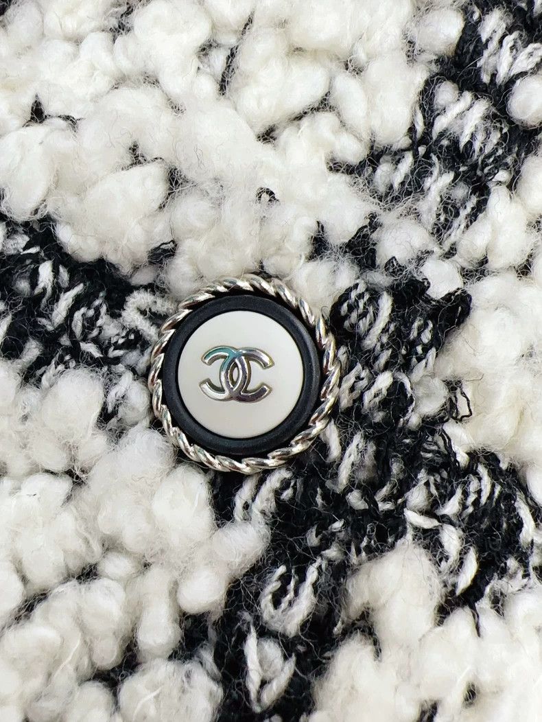 Chanel Chanel 19B black and white plaid large wool knitted jacket Size XS / US 0-2 / IT 36-38 - 4 Thumbnail