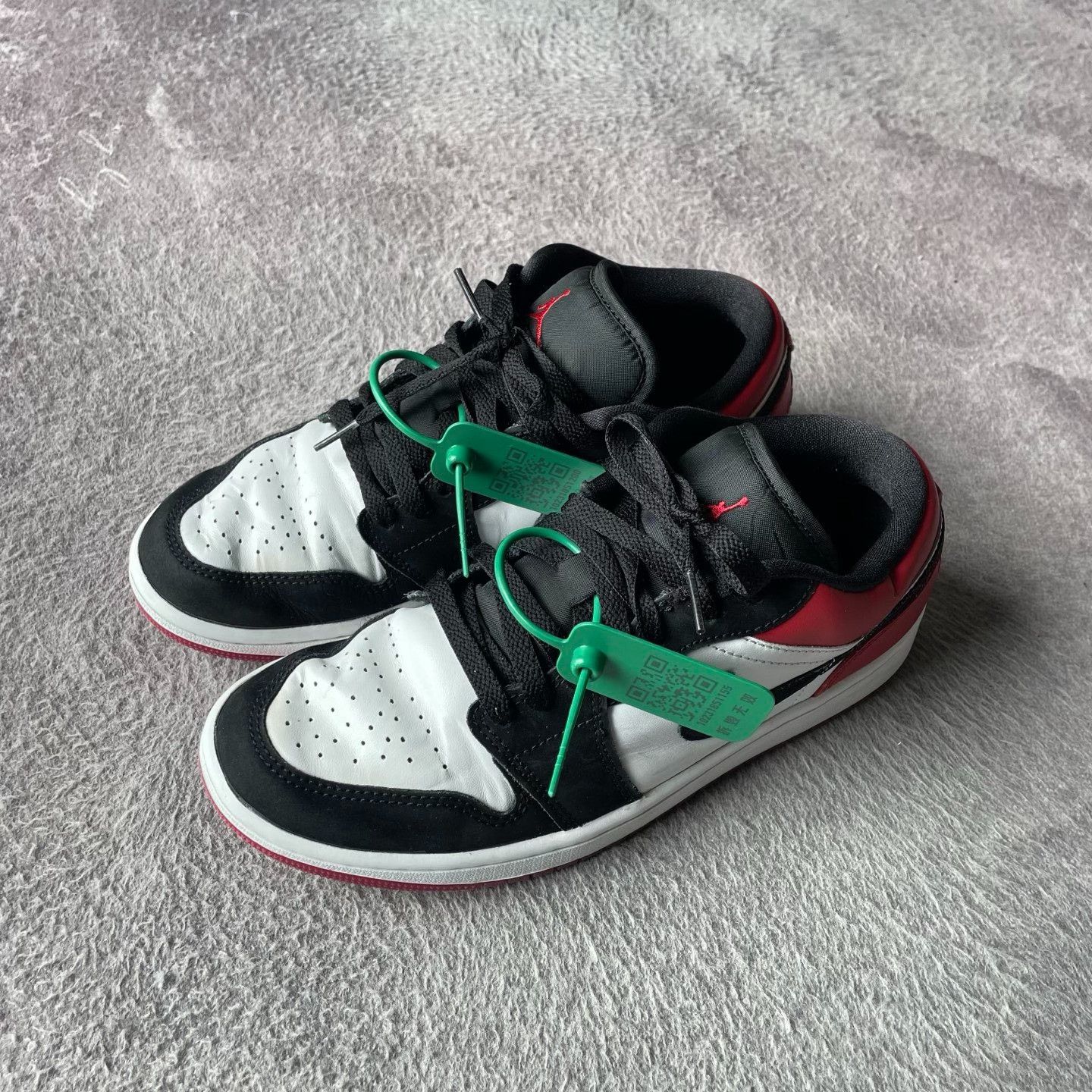 Nike Nike Silk Black Lowtop Sneakers 40 Men Size US 7.5 / EU 40-41 - 1 Thumbnail