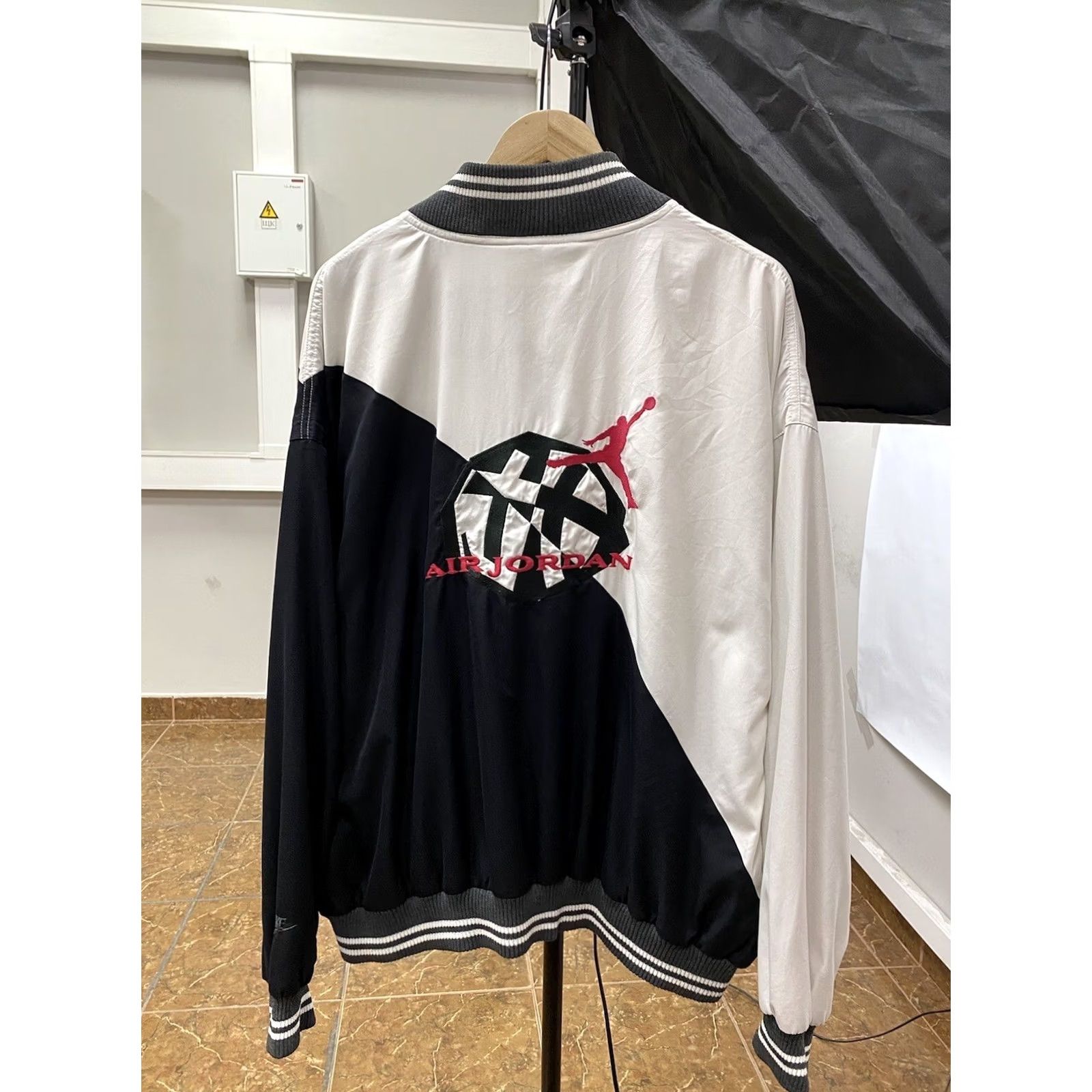 Nike VINTAGE Jordan 23 Nike Bomber Jacket Mens 2XL Black 90s Rare Retro Hype Y2K Size US XXL / EU 58 / 5 - 2 Thumbnail