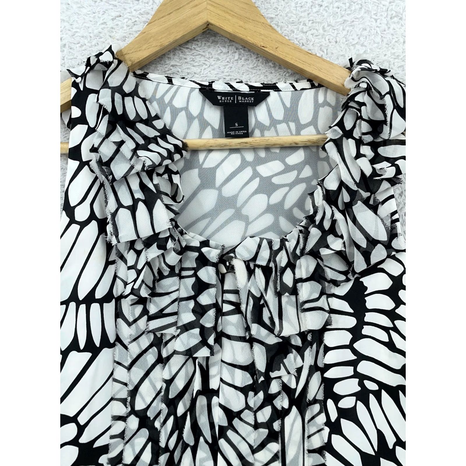 White House Black Market White House Black Market Blouse Womens Small Black White Ruffle Tie Waist Sleeveless Geometric Pattern Casual Spring Summer Size S / US 4 / IT 40 - 2 Thumbnail