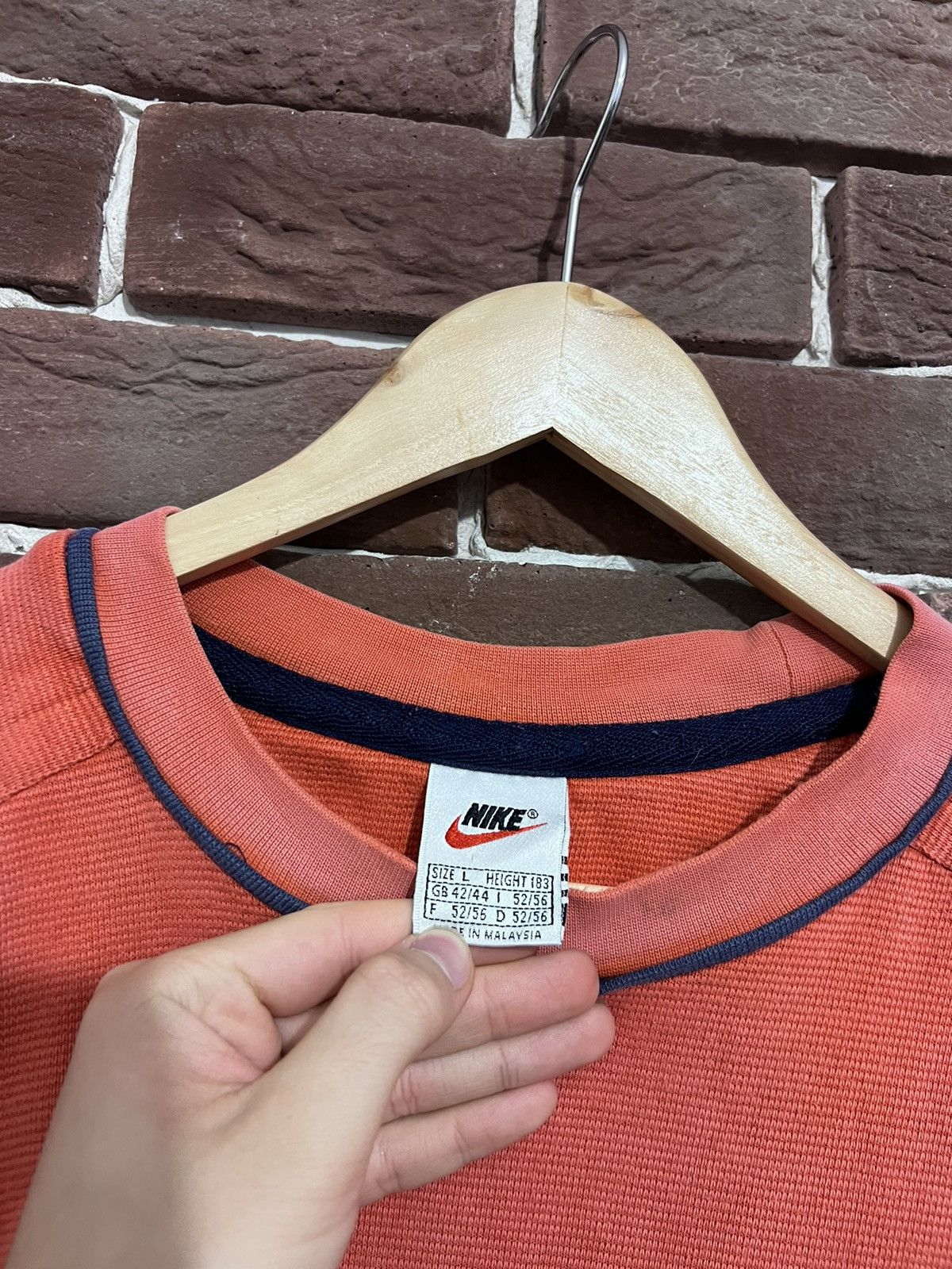 Nike Vintage 90s Nike Spellout Swoosh Logo Red Tag Crewneck L Size US L / EU 52-54 / 3 - 10 Thumbnail
