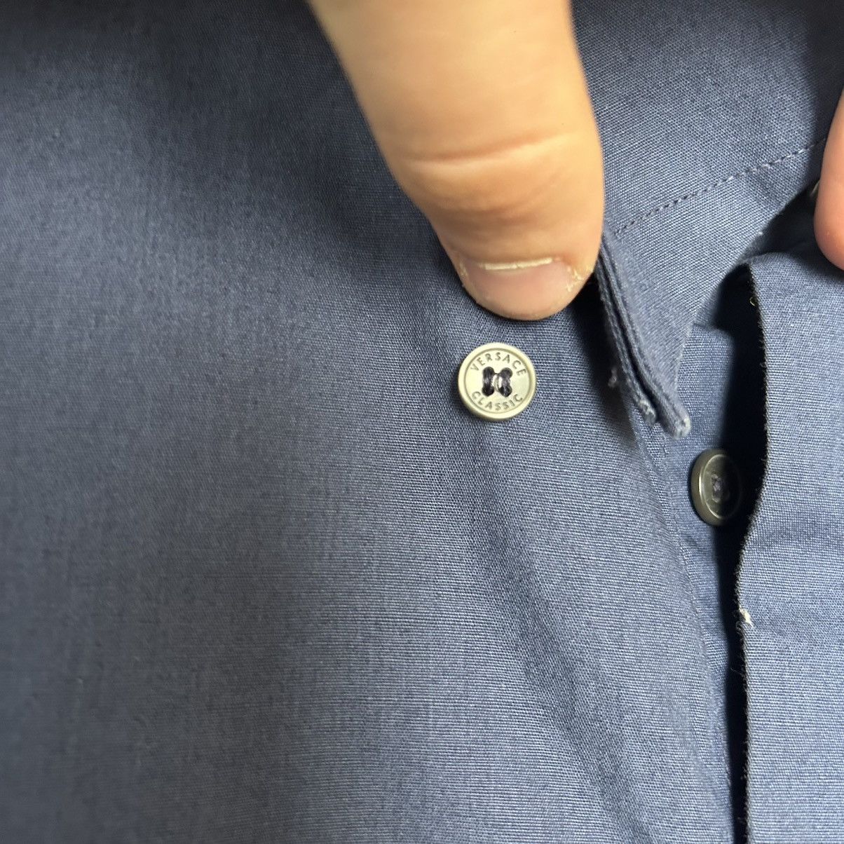 Versace Luxury Versace Classic small logo button designer VTG shirt Size US L / EU 52-54 / 3 - 10 Thumbnail