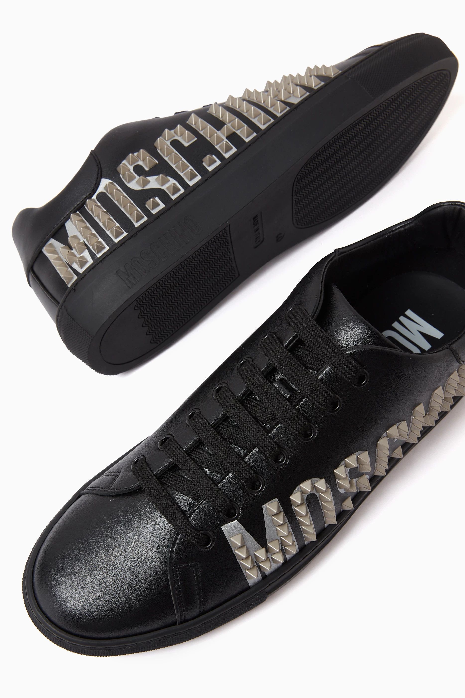o1y0225 Logo Low-Top Sneakers in Black