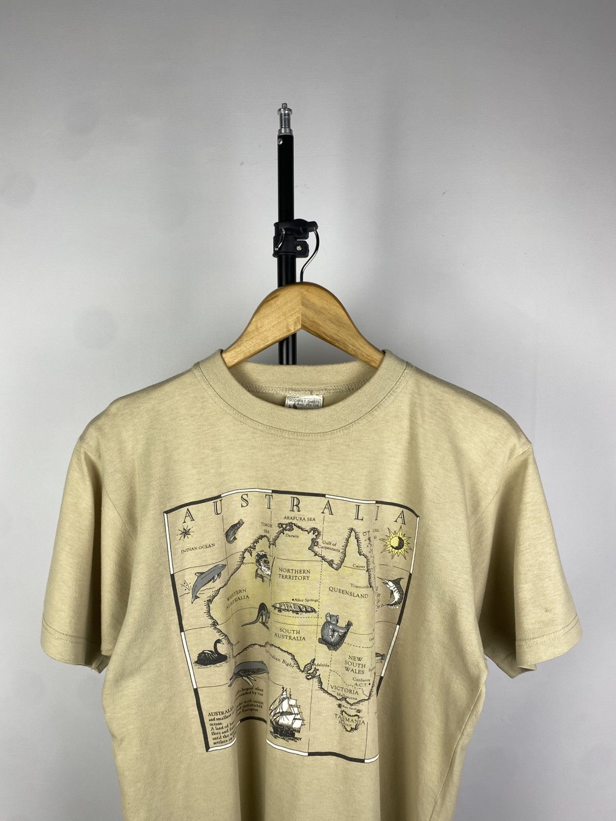 Vintage Vintage 90s rare Art Map Australia Big Logo Y2K T-Shirt Size US S / EU 44-46 / 1 - 2 Thumbnail