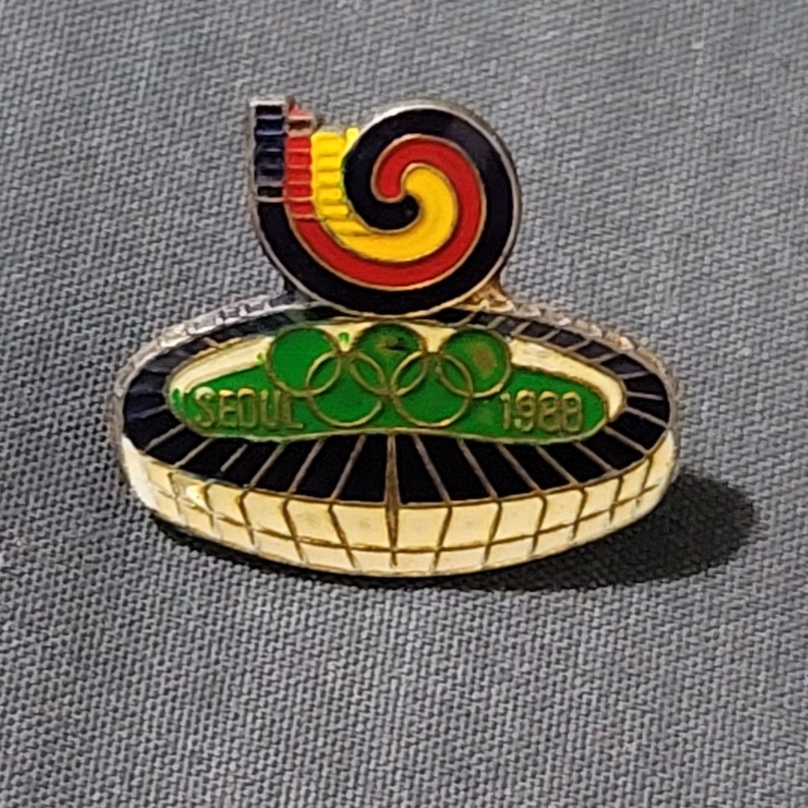 The Unbranded Brand Vtg 1988 Seoul Korea Olympic Games Stadium Lapel Pin Size ONE SIZE - 1 Thumbnail