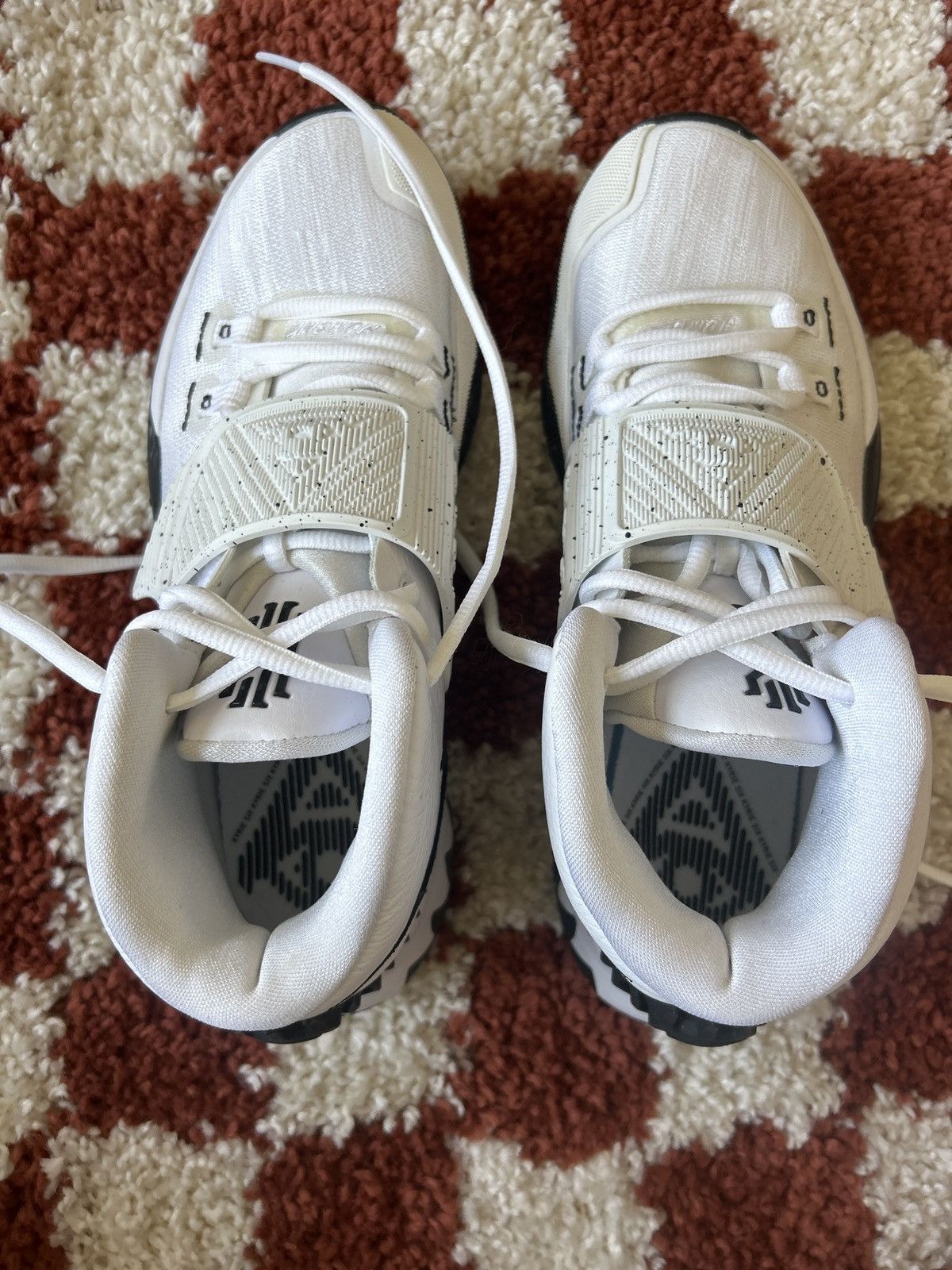Nike Kyrie Oreo Size US 6.5 / EU 39-40 - 2 Thumbnail