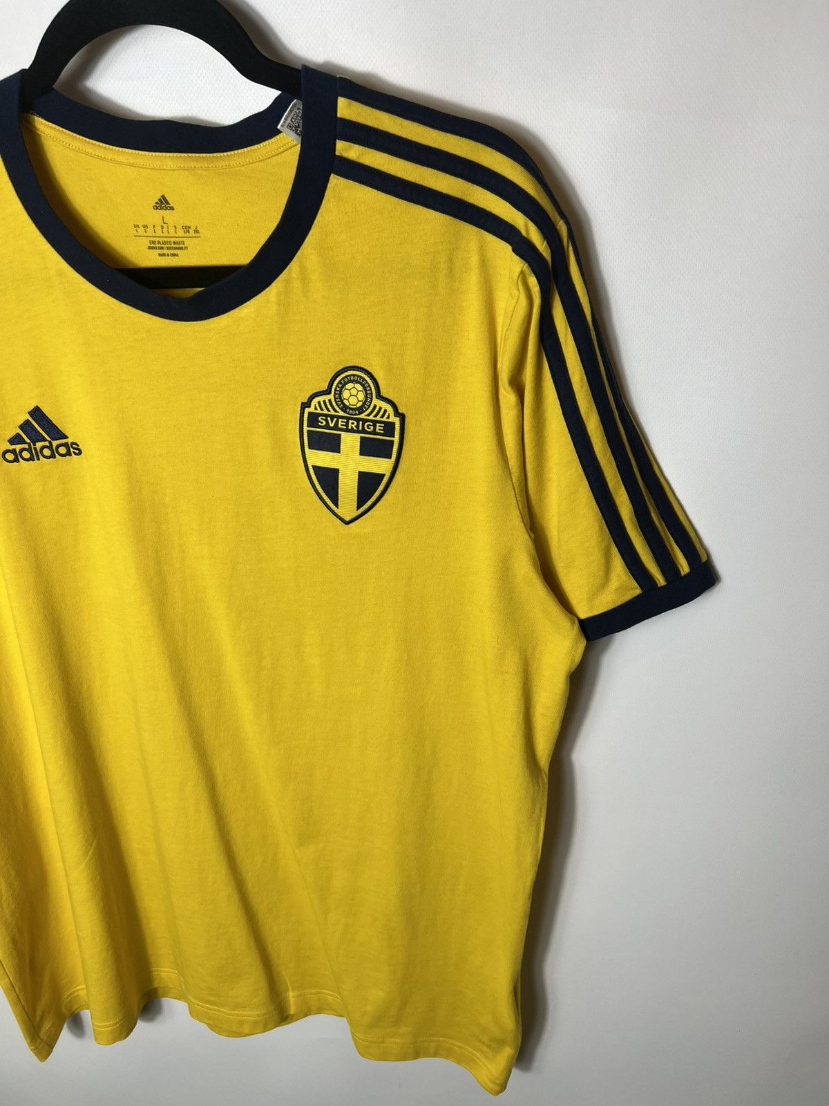 Adidas MENS ADIDAS SWEDEN NATIONAL 22 SOCCER FOOTBALL SHIRT JERSEY Size US L / EU 52-54 / 3 - 3 Thumbnail