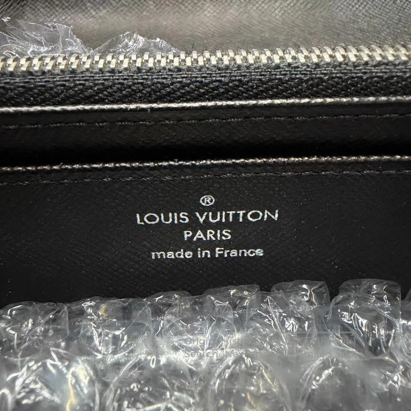 Louis Vuitton Black Textured Wallet with Metallic Logo Accent. Size ONE SIZE - 5 Thumbnail