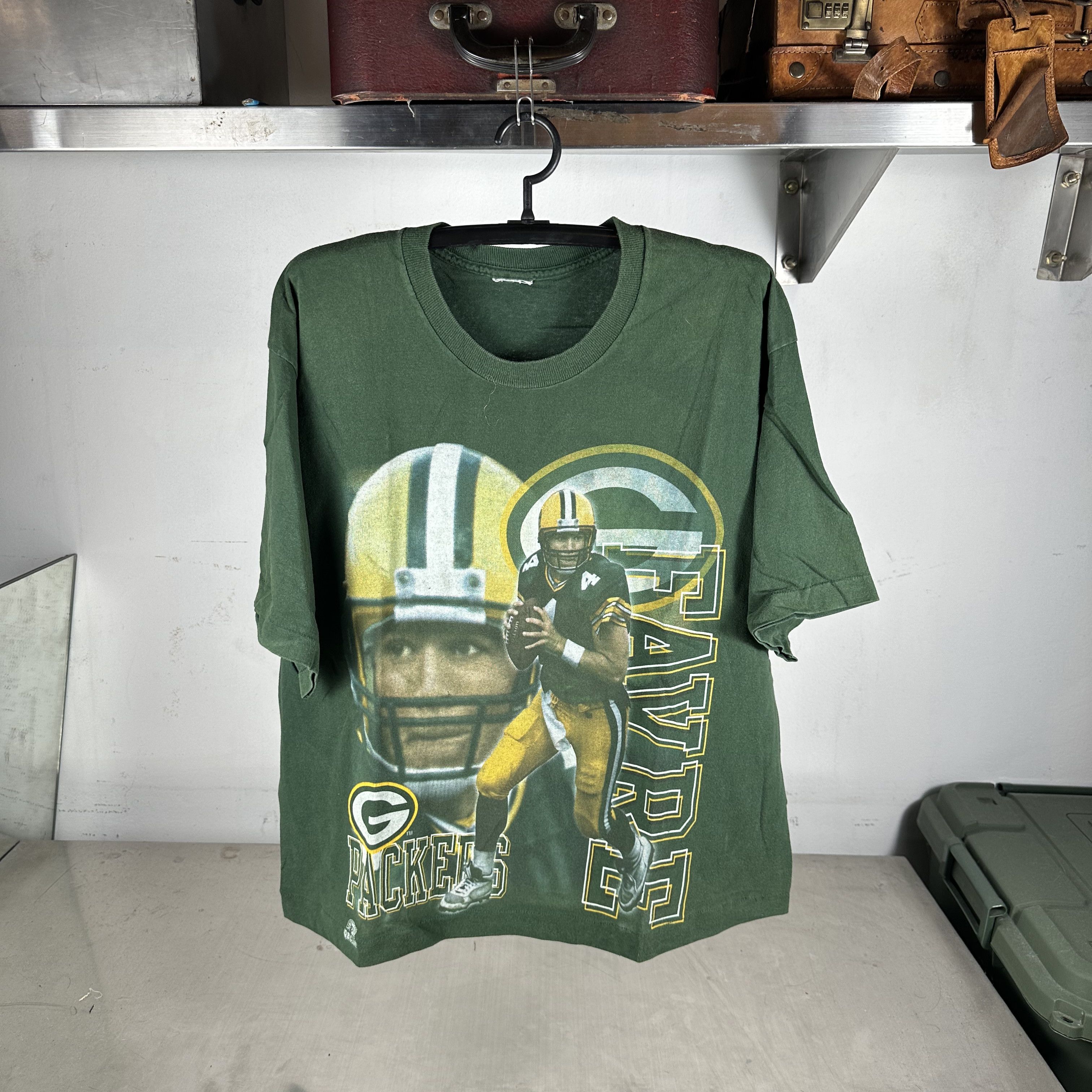 Vintage Vintage 90s Brett Favre Green Bay Packers NFL T-Shirt Size US XL / EU 56 / 4 - 1 Thumbnail